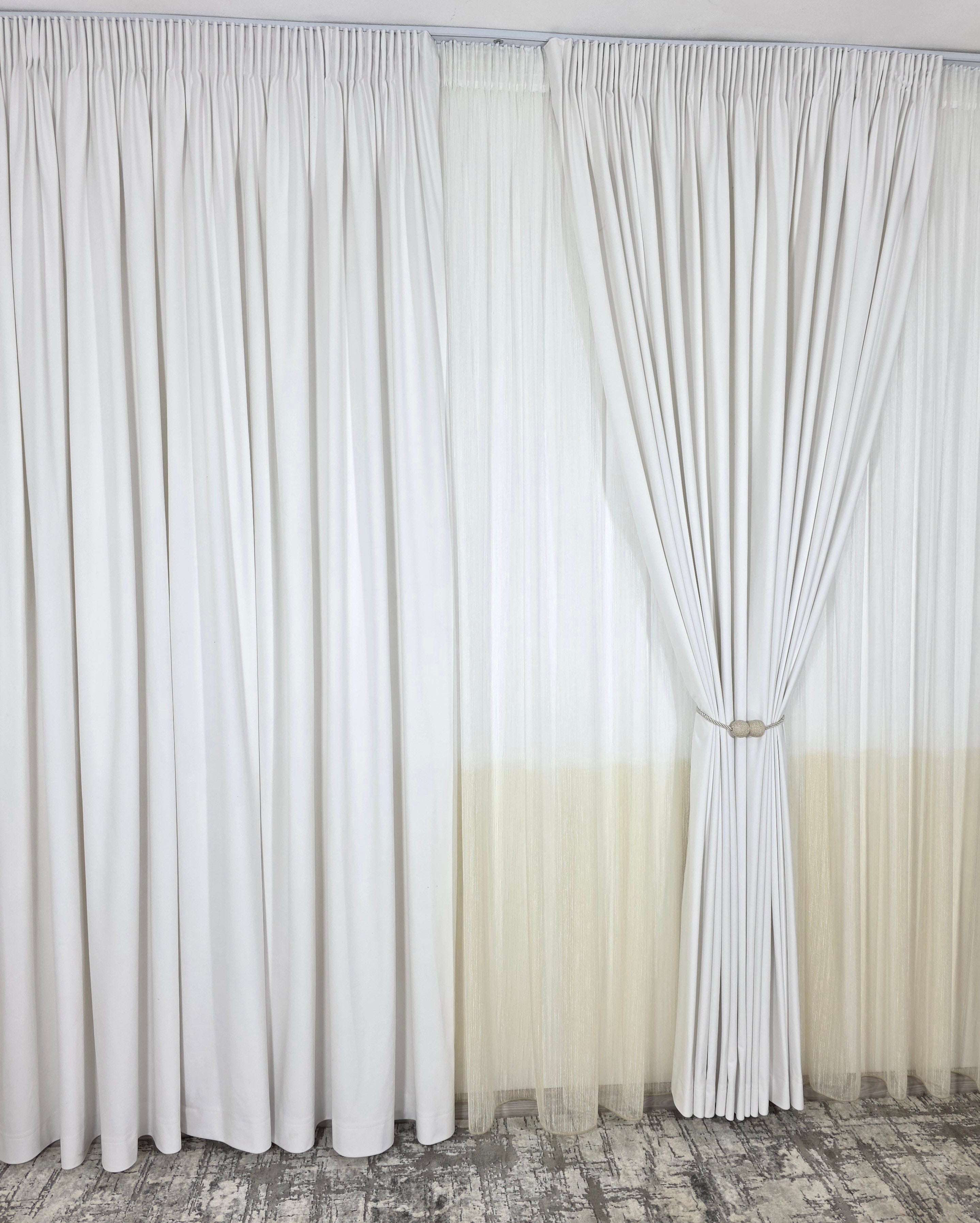 Set Dove: perdea in doua culori alb-crem tip borangic si draperie catifea alba