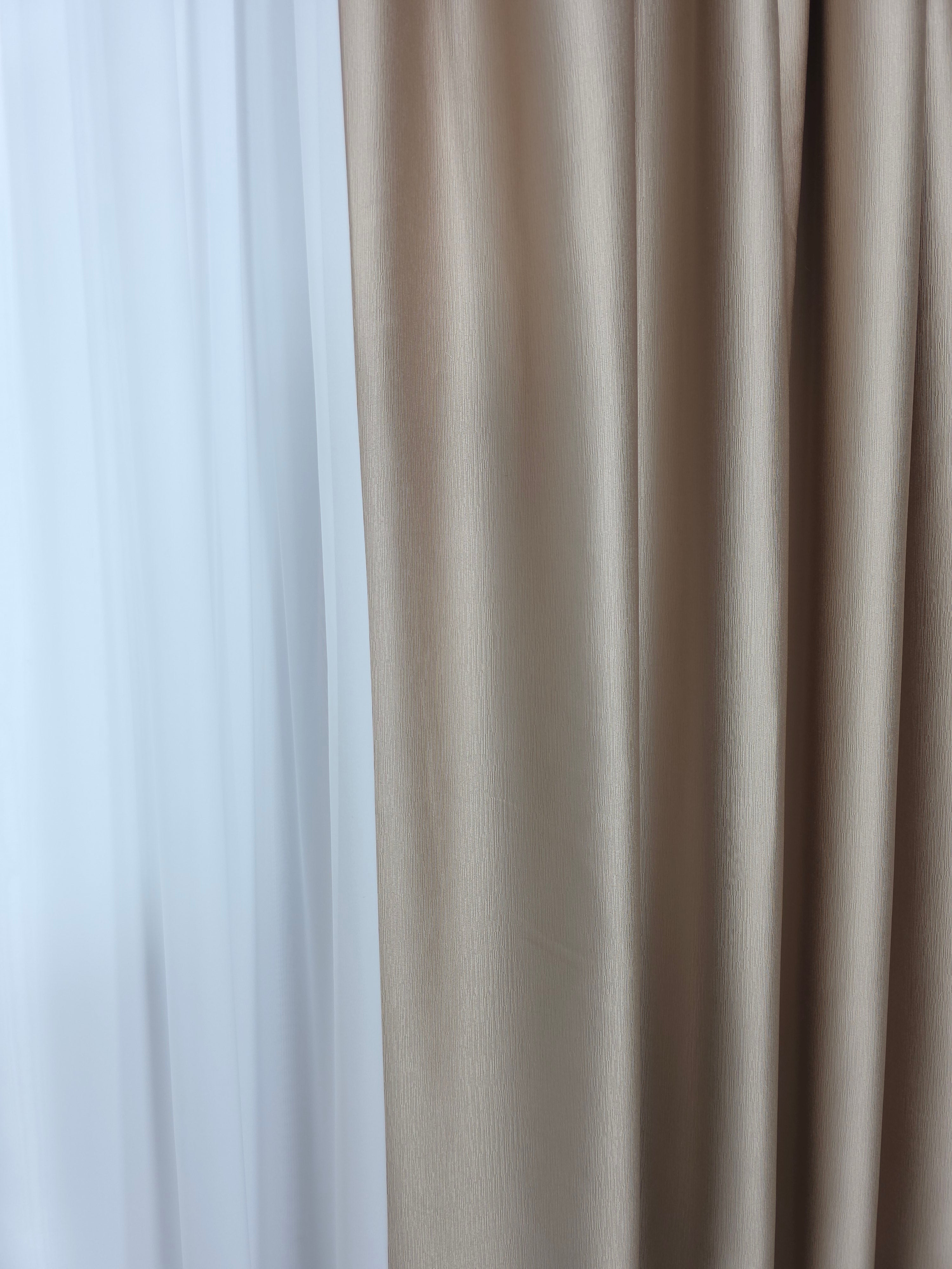 Colectia Noapte-Zi: Perdea voal alb premium si Draperie Paris blackout 100% opaca pe culoarea capucino