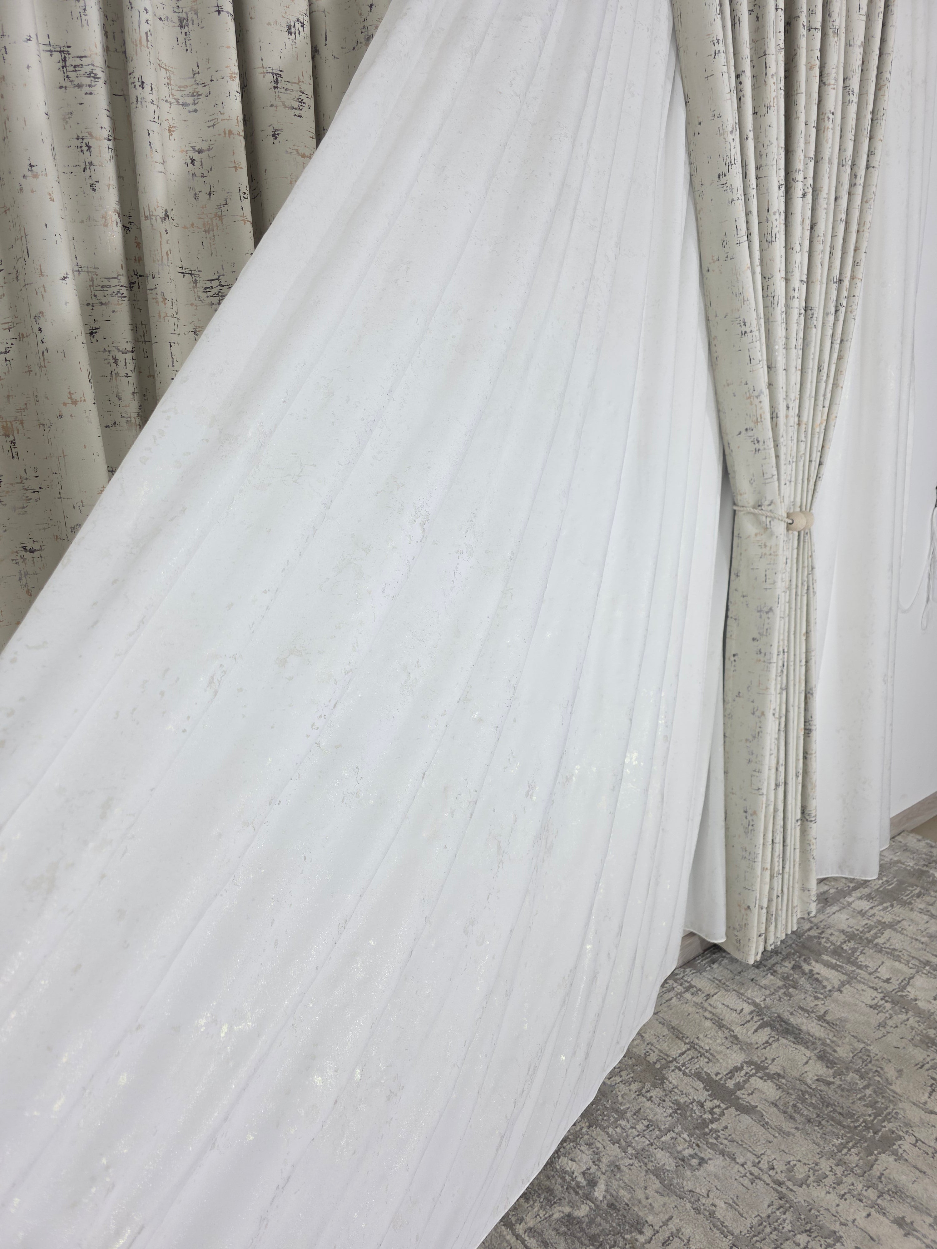 Colectia Royal: Perdea Alba Din Matase Cu Insertii Aurii Varianta 2 Si Draperie Catifea Crem Cu Insertii