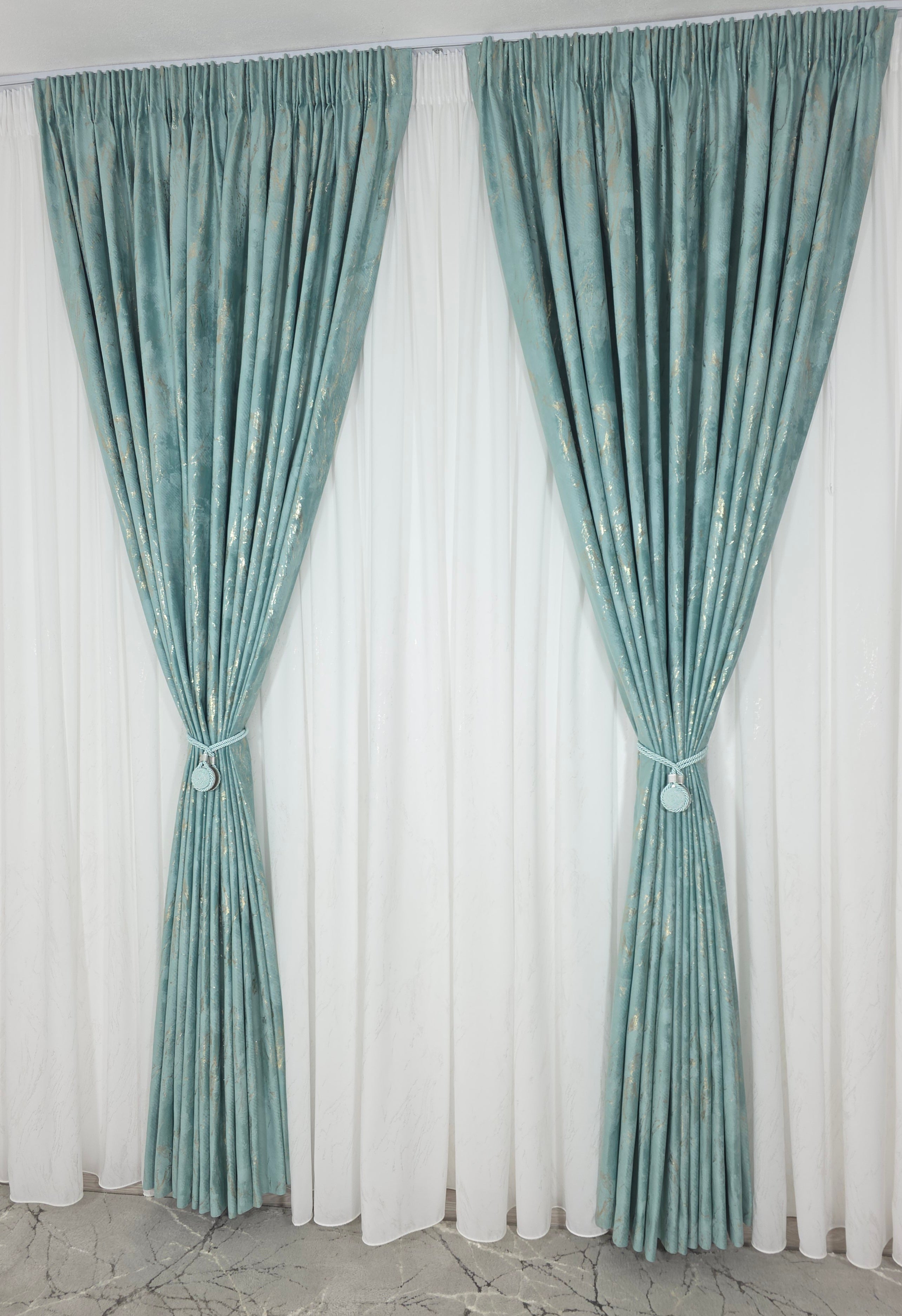 Colectia Venetia: perdea din matase cu insertii aurii varianta 3 si draperie din catifea cu insertii aurii - Verde Menta