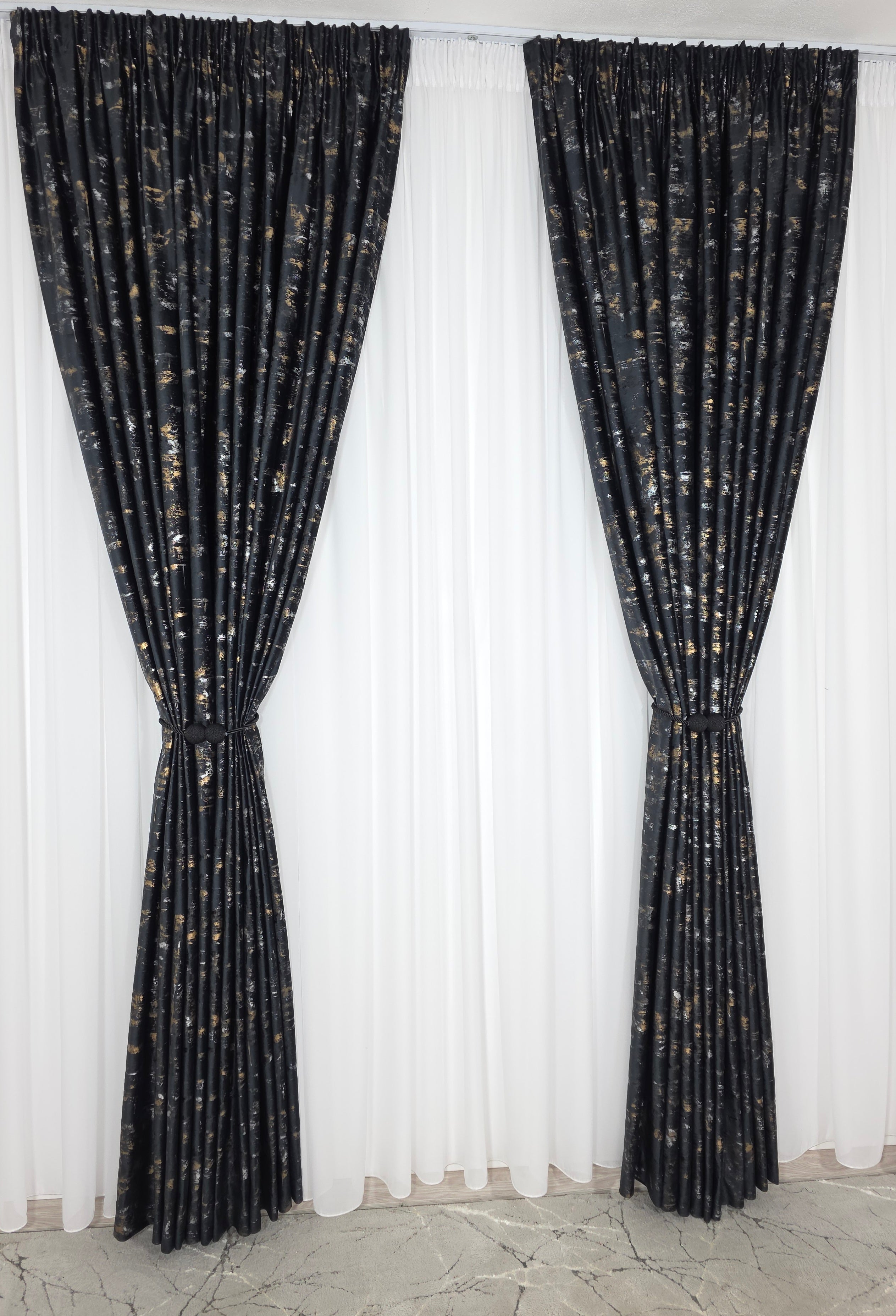 Colectia Elegance: Perdea Voal Premium Si Draperie Catifea Neagra Cu Insertii model Golden