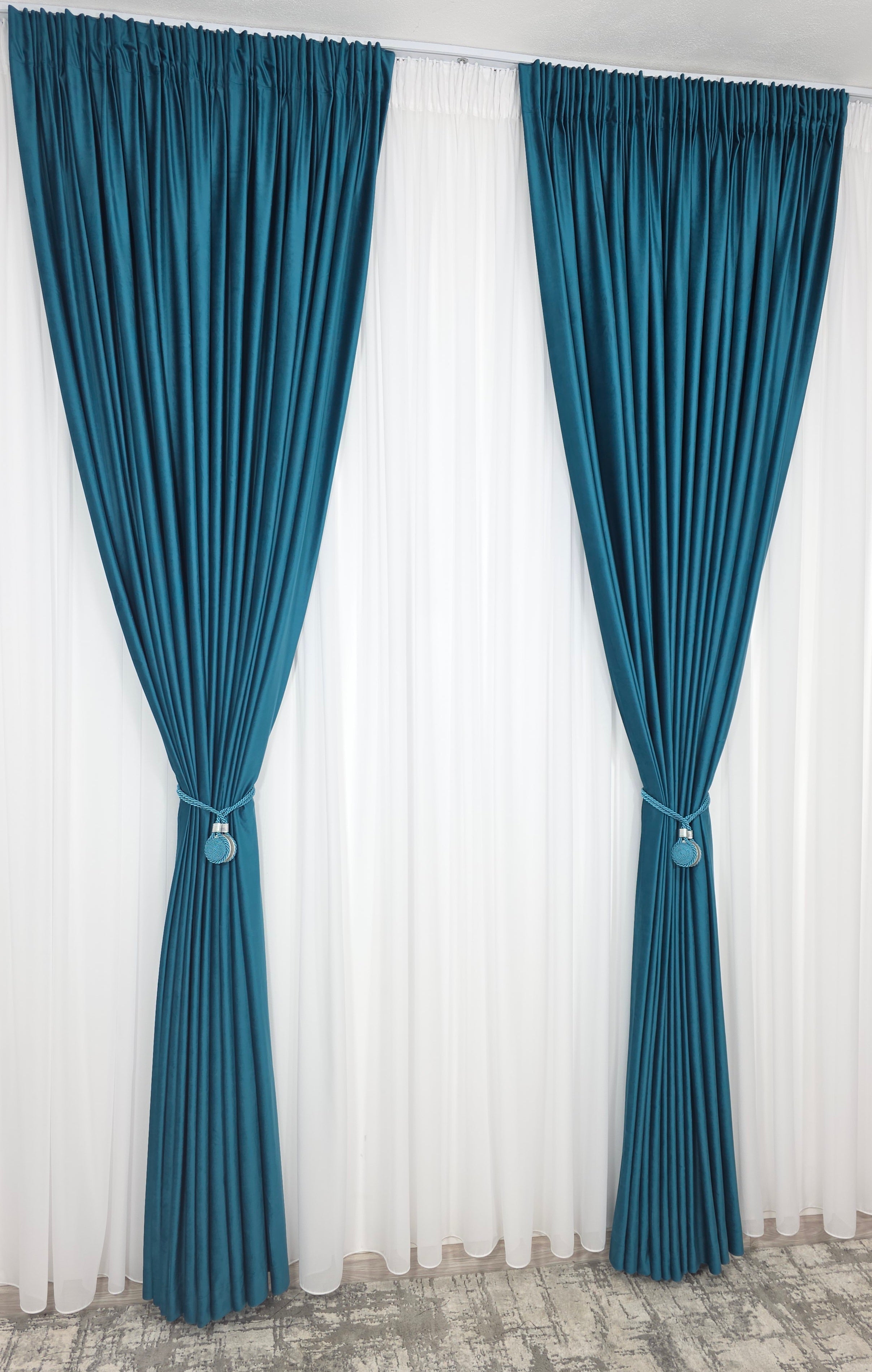 Set Giulia: Perdea Voal Alb Simplu Si Draperie Catifea Turcoaz Blackout 90%