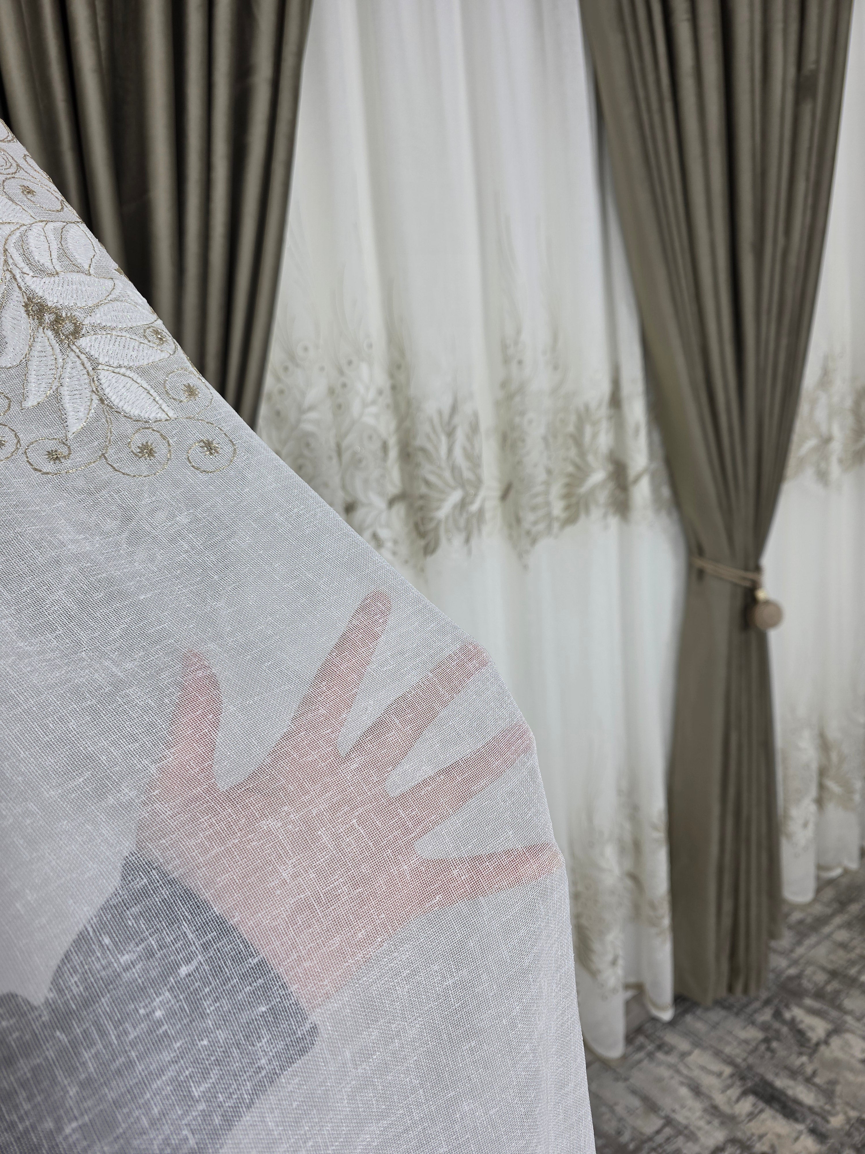 Set Amelia: perdea ivoire din in gros cu broderie bej si draperie din catifea bej inchis