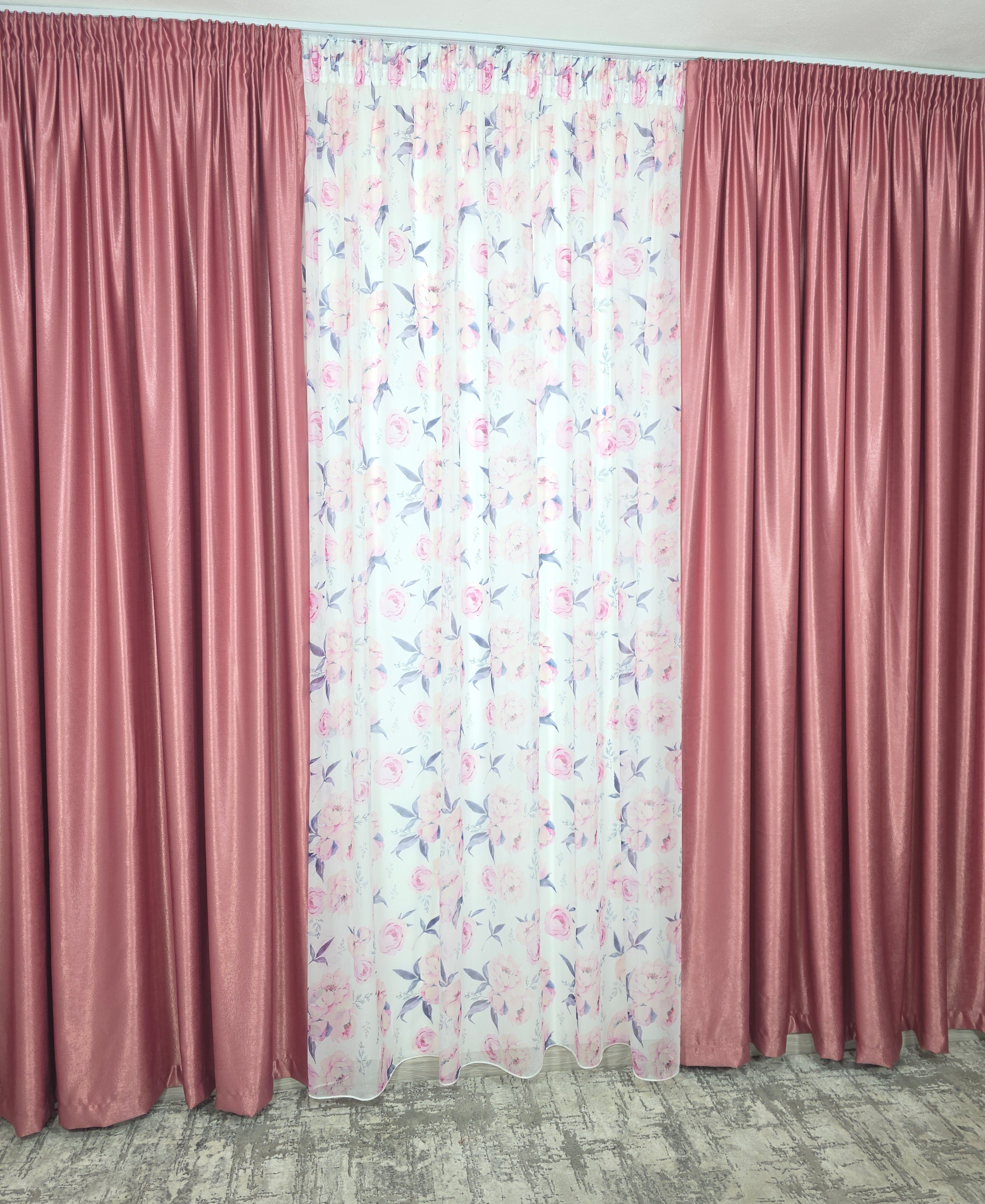 Set Gradina Reginei: Perdea Din Voal Cu Model Floral Si Draperie Soft Roz Semi-Opaca