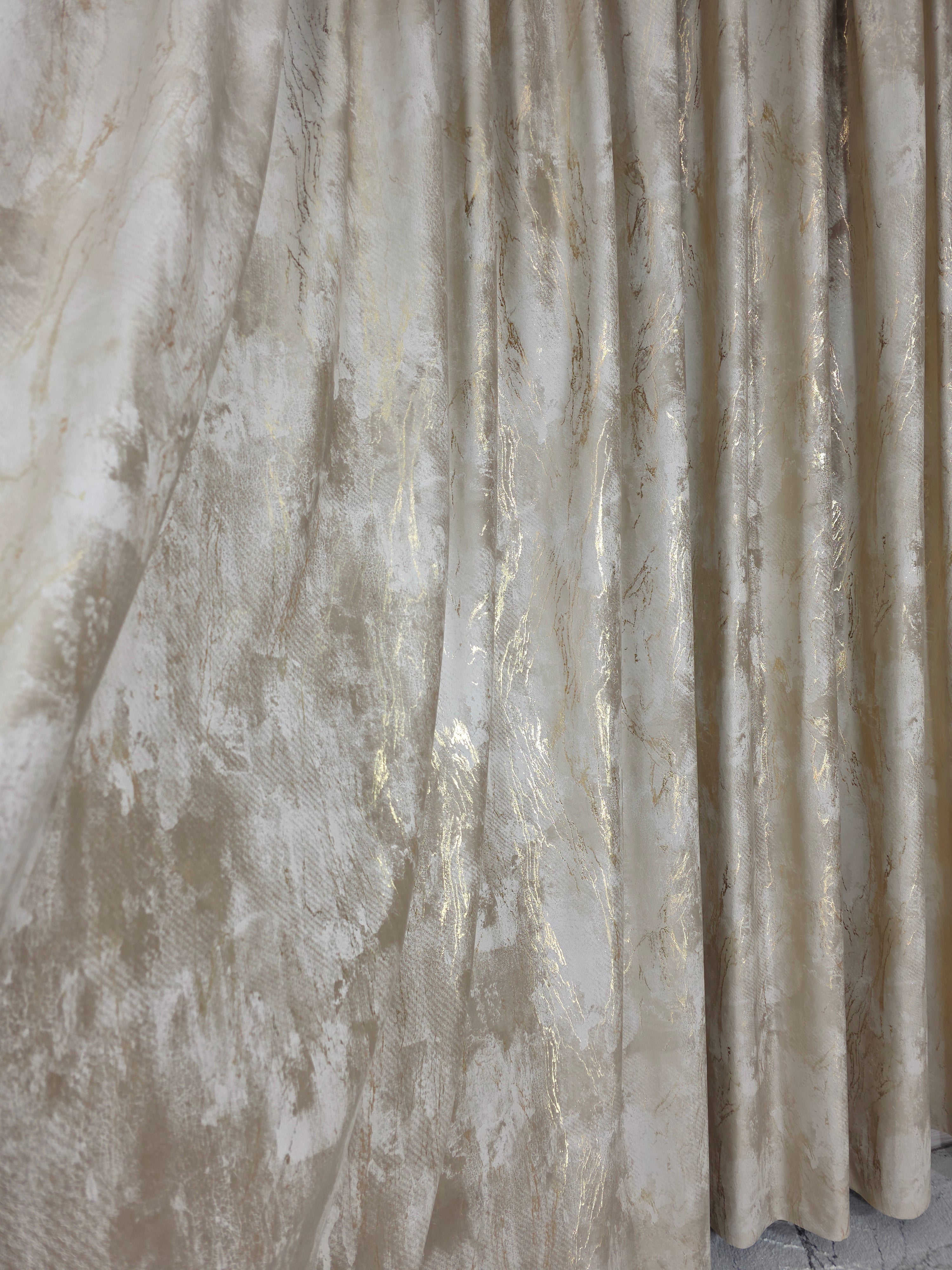 Colectia Venetia: perdea din matase cu insertii aurii varianta 3 si draperie din catifea cu insertii aurii - Auriu