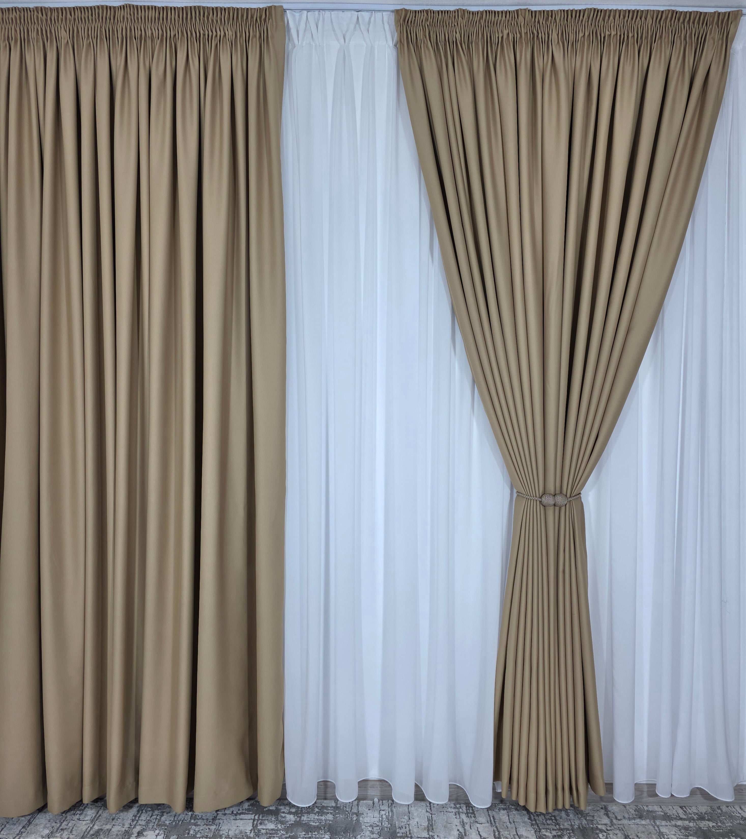Colectia Blackout: Perdea Matase Alba Si Draperie Capucino Blackout 80%