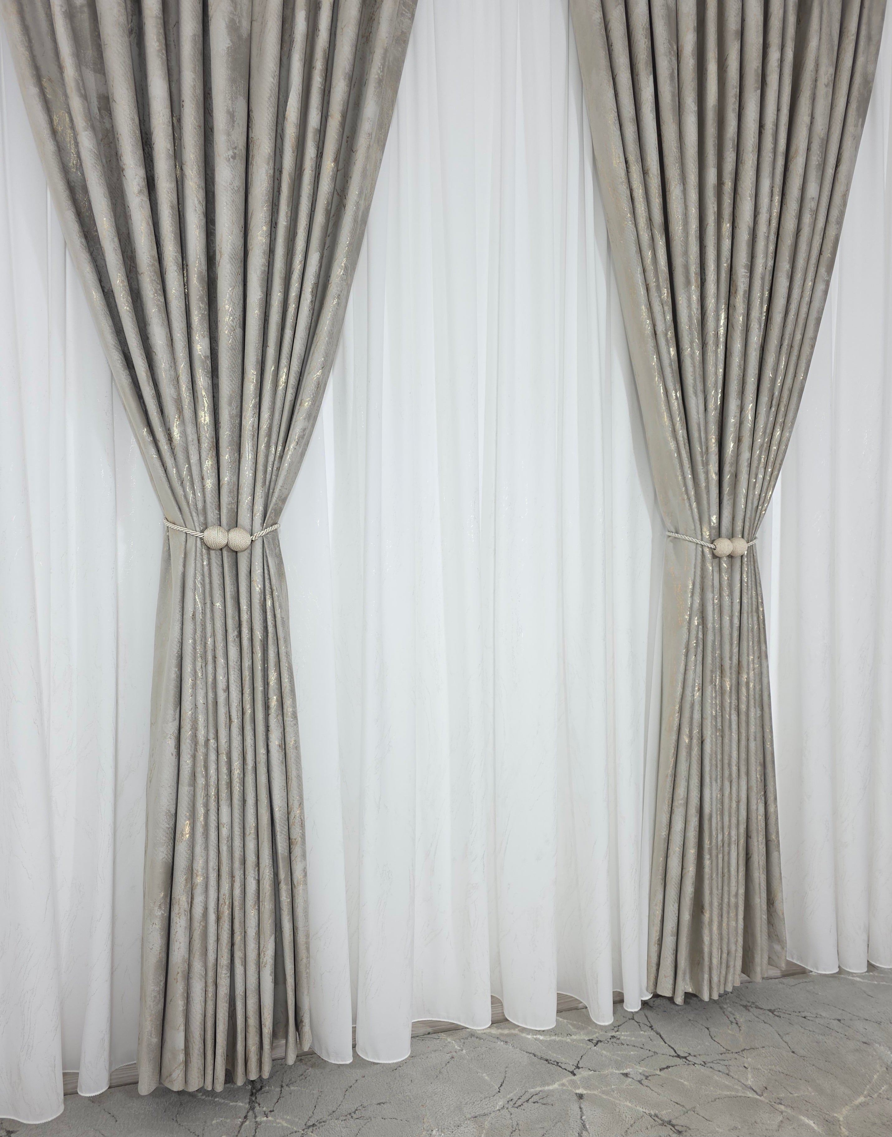 Colectia Venetia: perdea din matase cu insertii aurii varianta 3 si draperie din catifea cu insertii aurii - Grej