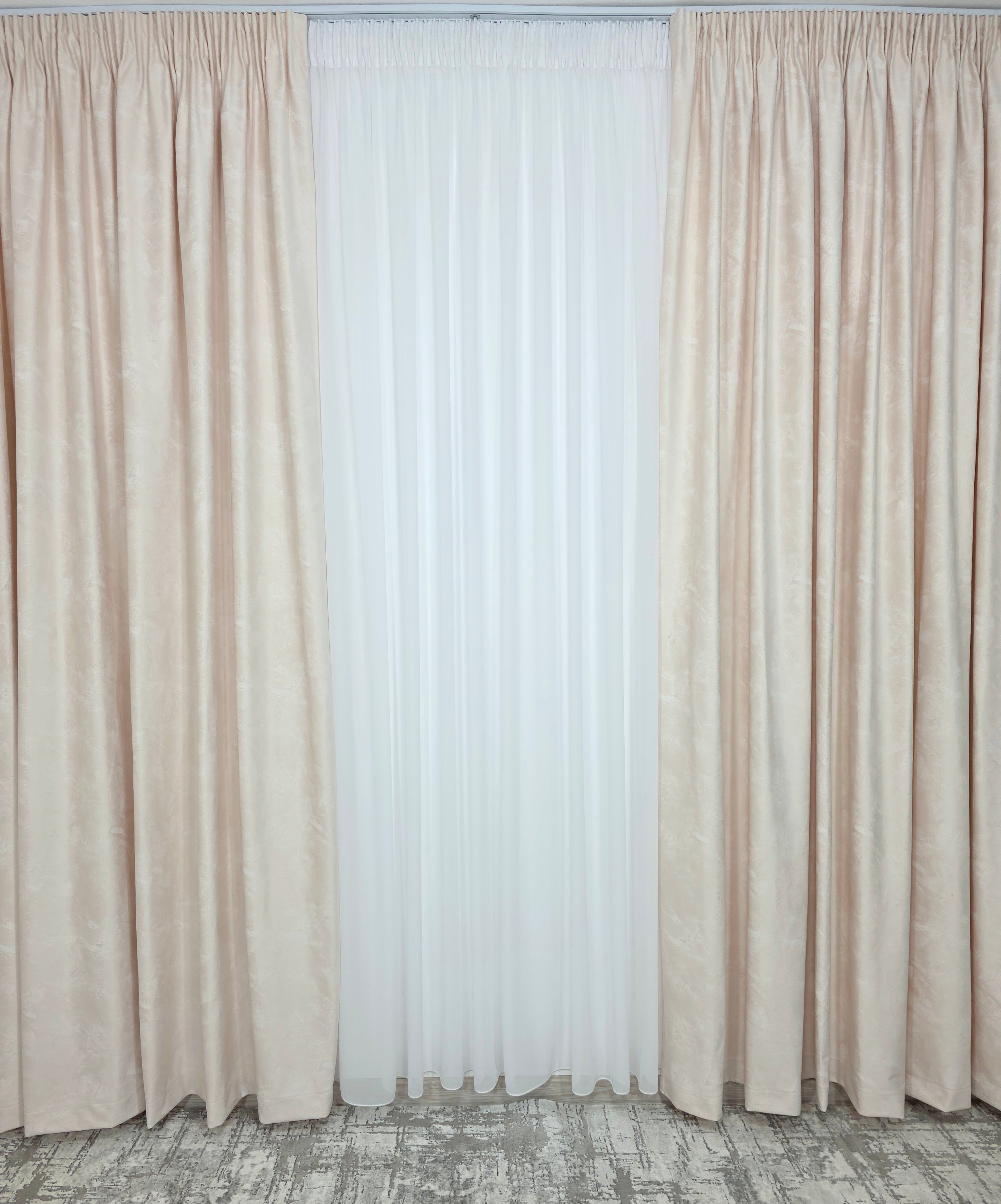 Colectia Santorini: Perdea alba cu sclipici și Draperie Catifea piersicuta tip vopsea pensulata cu insertii aurii