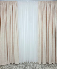 Colectia Santorini – Perdea Alba cu Sclipici si Draperie Catifea Piersicuta Tip Vopsea Pensulata cu Insertii Aurii – Ideal pentru Livinguri Luminoase cu Canapele Crem, Mobilier Deschis si Accente Aurii – Confectionat pe Comanda
