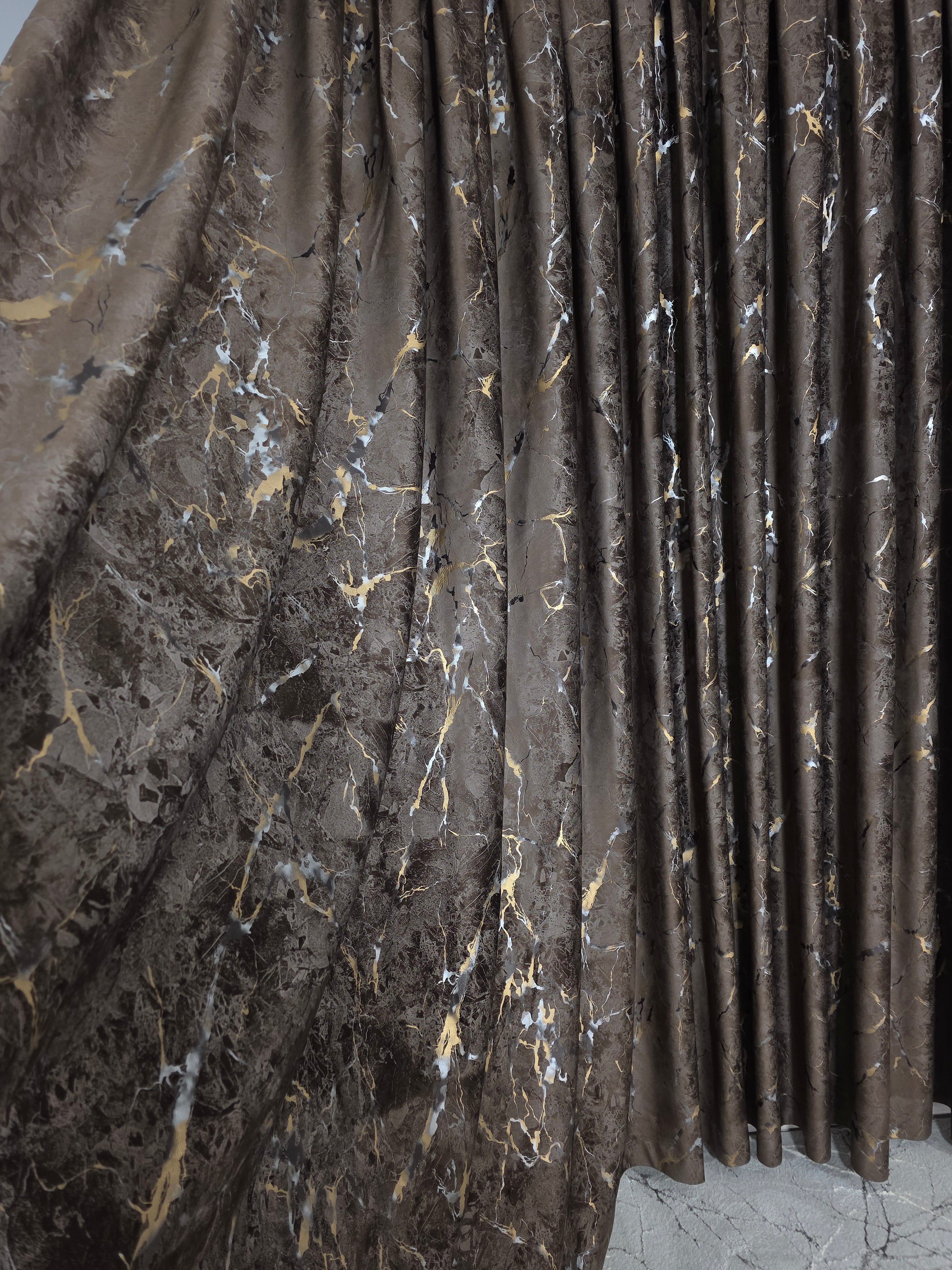 Colectia Majestic: Perdea Crem Din Borangic Cu Sidef Auriu Si Draperie Catifea Maro Cu Insertii