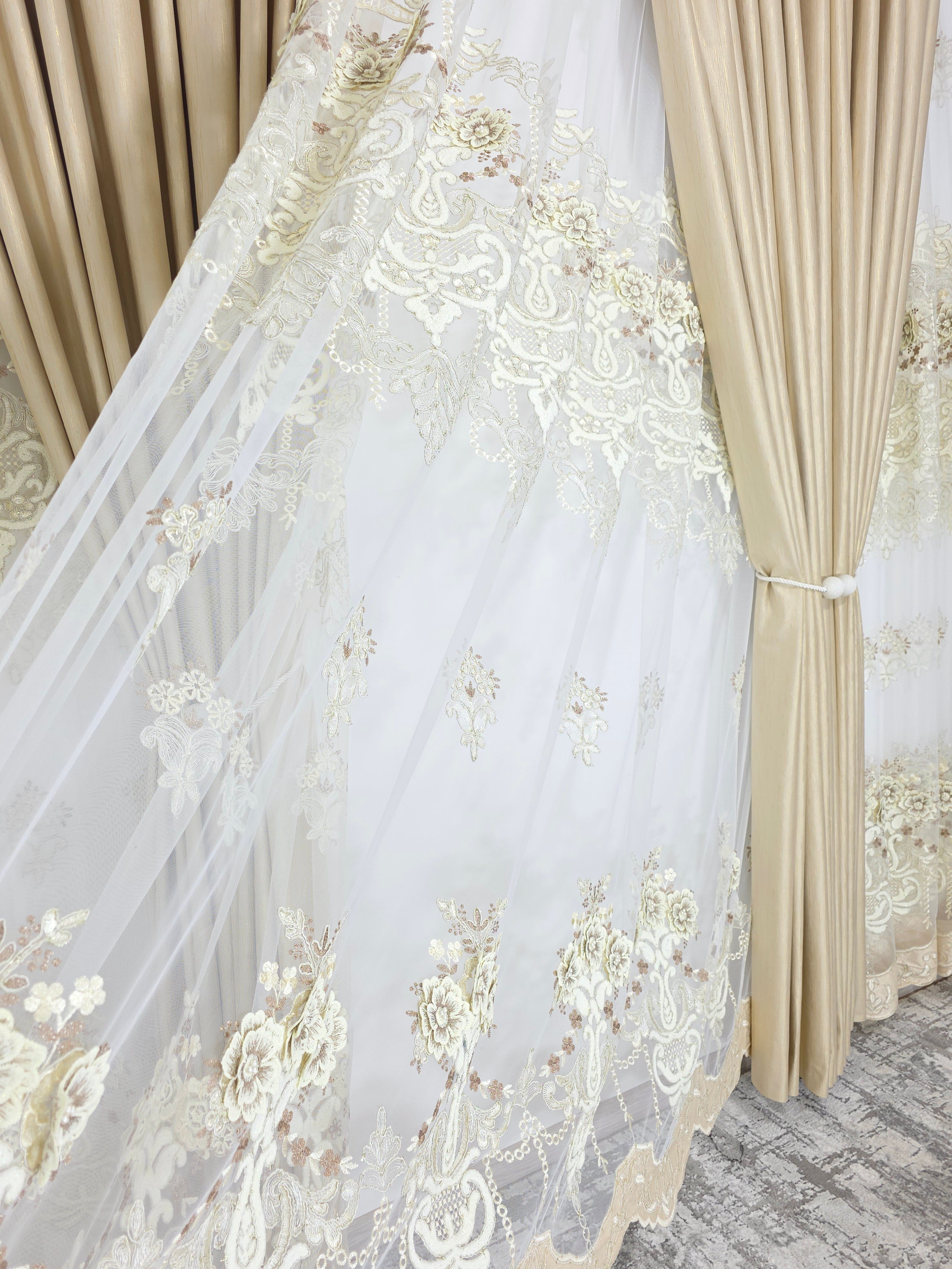 Set Luminita: Perdea Lux Cu Broderie 3d Crem Si Draperie Rolex Din Catifea Crem Auriu Cu Sclipici Auriu