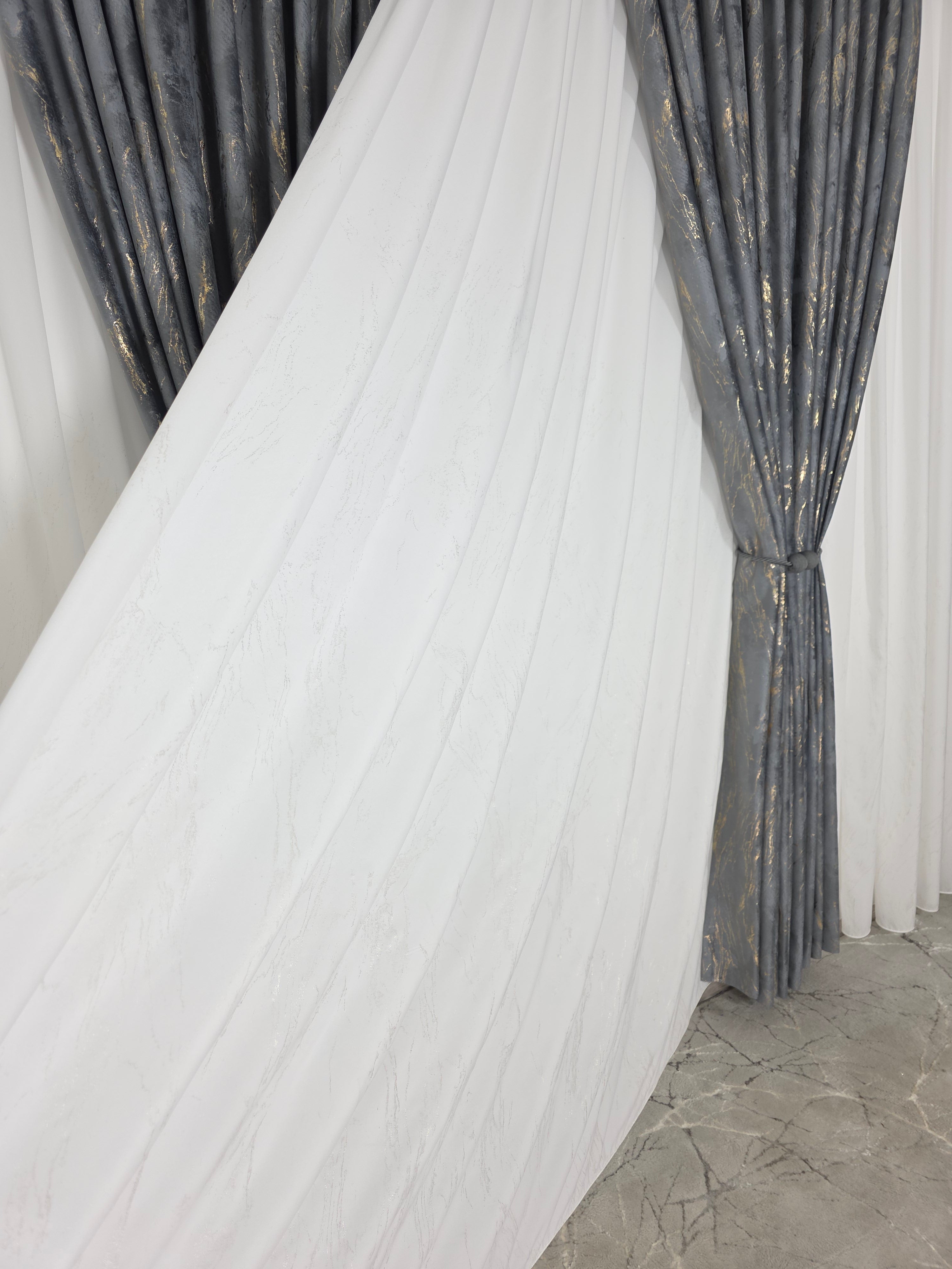 Colectia Venetia: perdea din matase cu insertii aurii varianta 3 si draperie din catifea cu insertii aurii - Gri inchis
