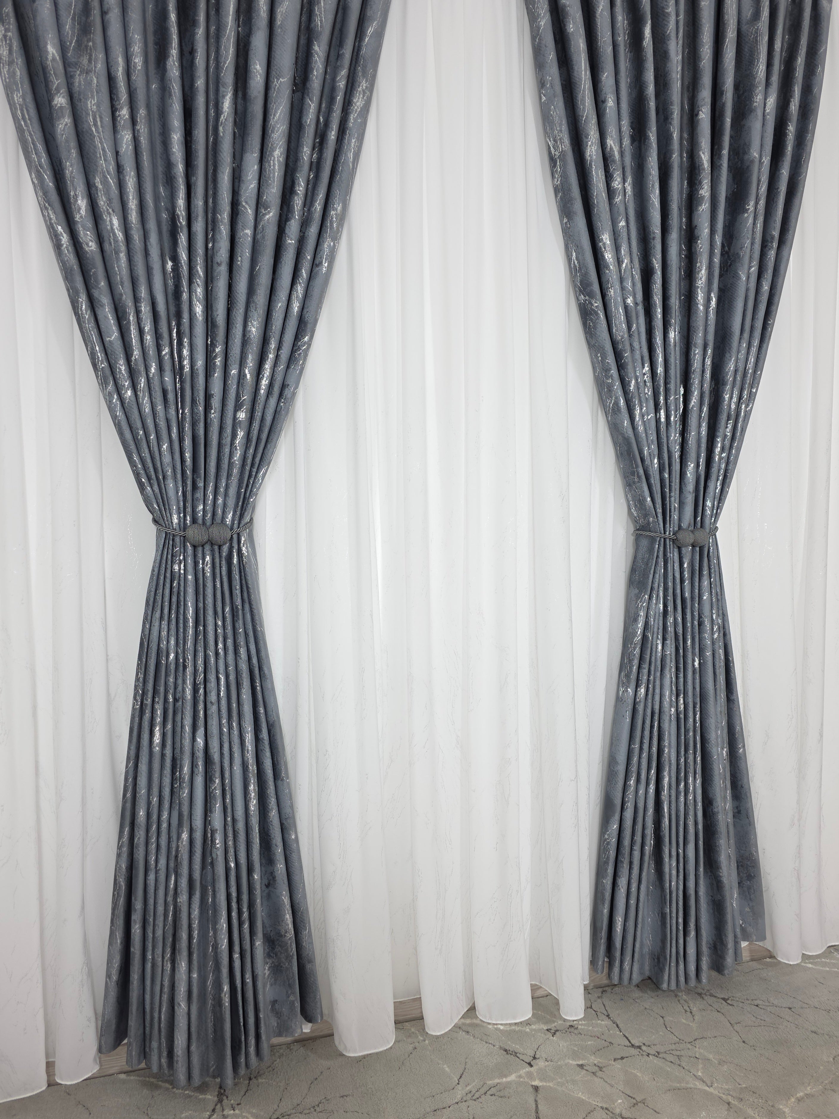 Colectia Venetia: perdea din matase cu insertii argintii varianta 3 si draperie din catifea cu insertii argintii - Gri inchis