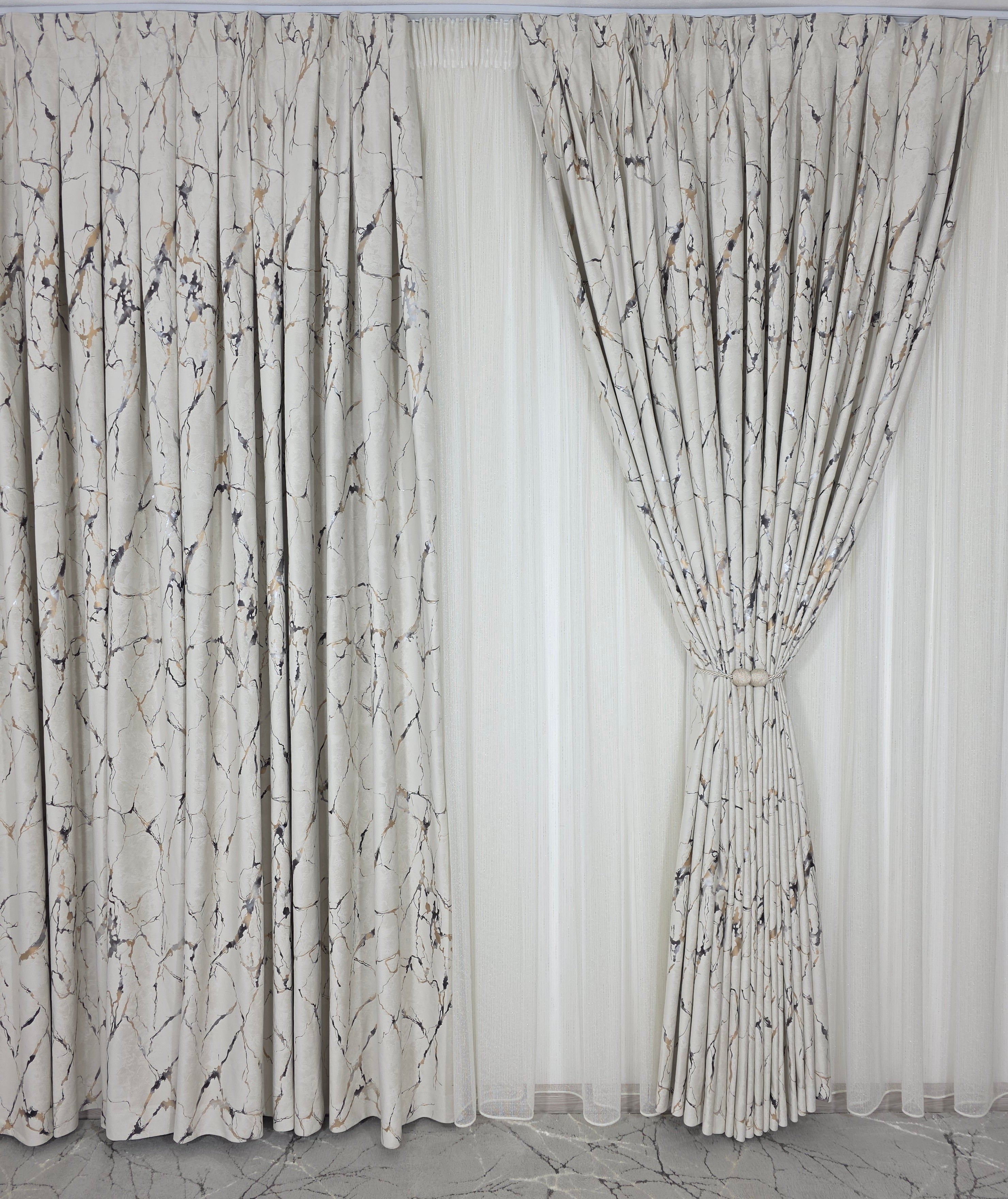 Colectia Majestic: Perdea Crem Din Borangic Cu Sidef Auriu Si Draperie Catifea Bej Cu Insertii