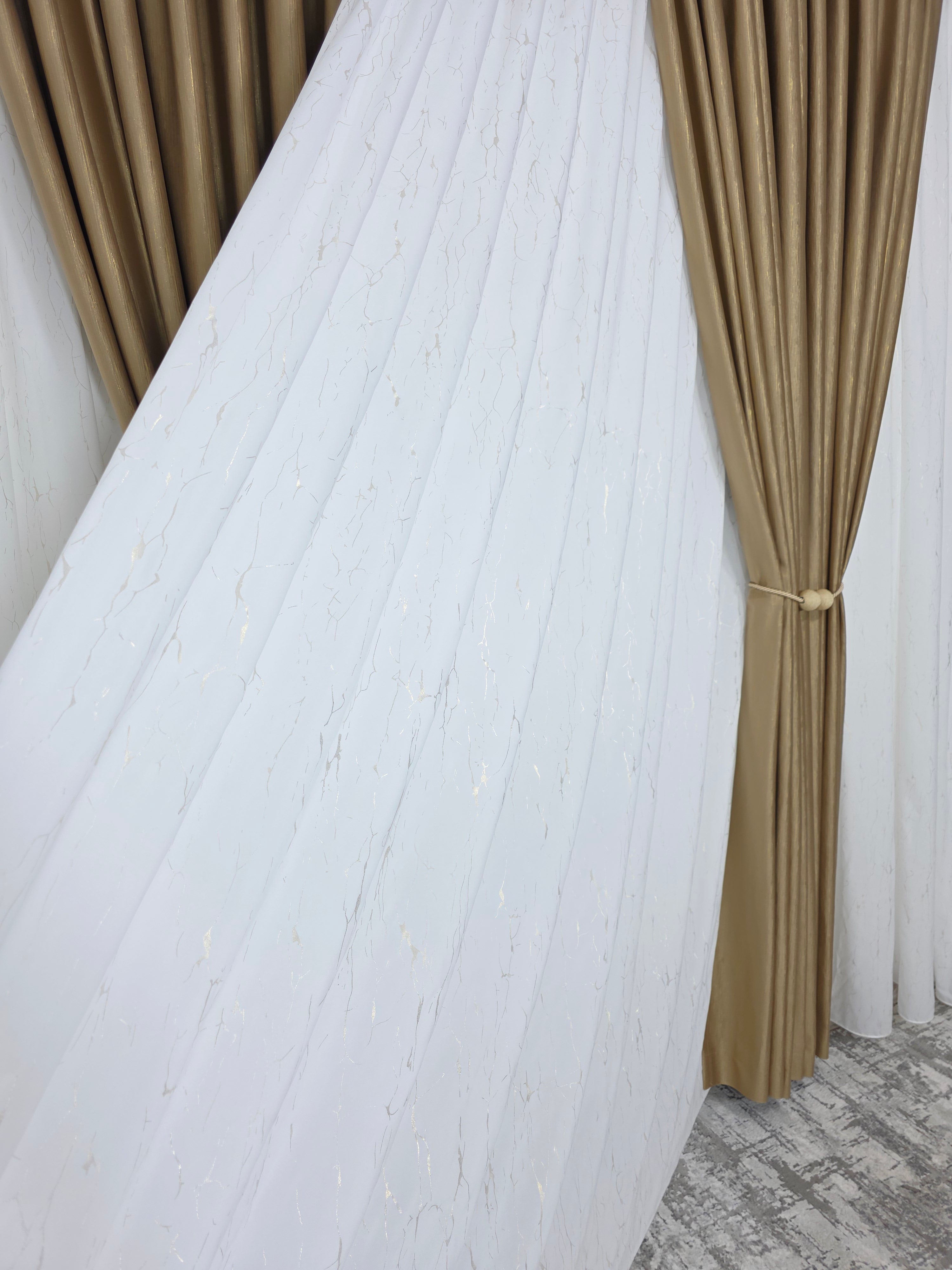 Colectia Valencia: Perdea Alba Din Matase Cu Insertii Aurii Varianta 1 Si Draperie Rolex Catifea Capucino Cu Sclipici Auriu
