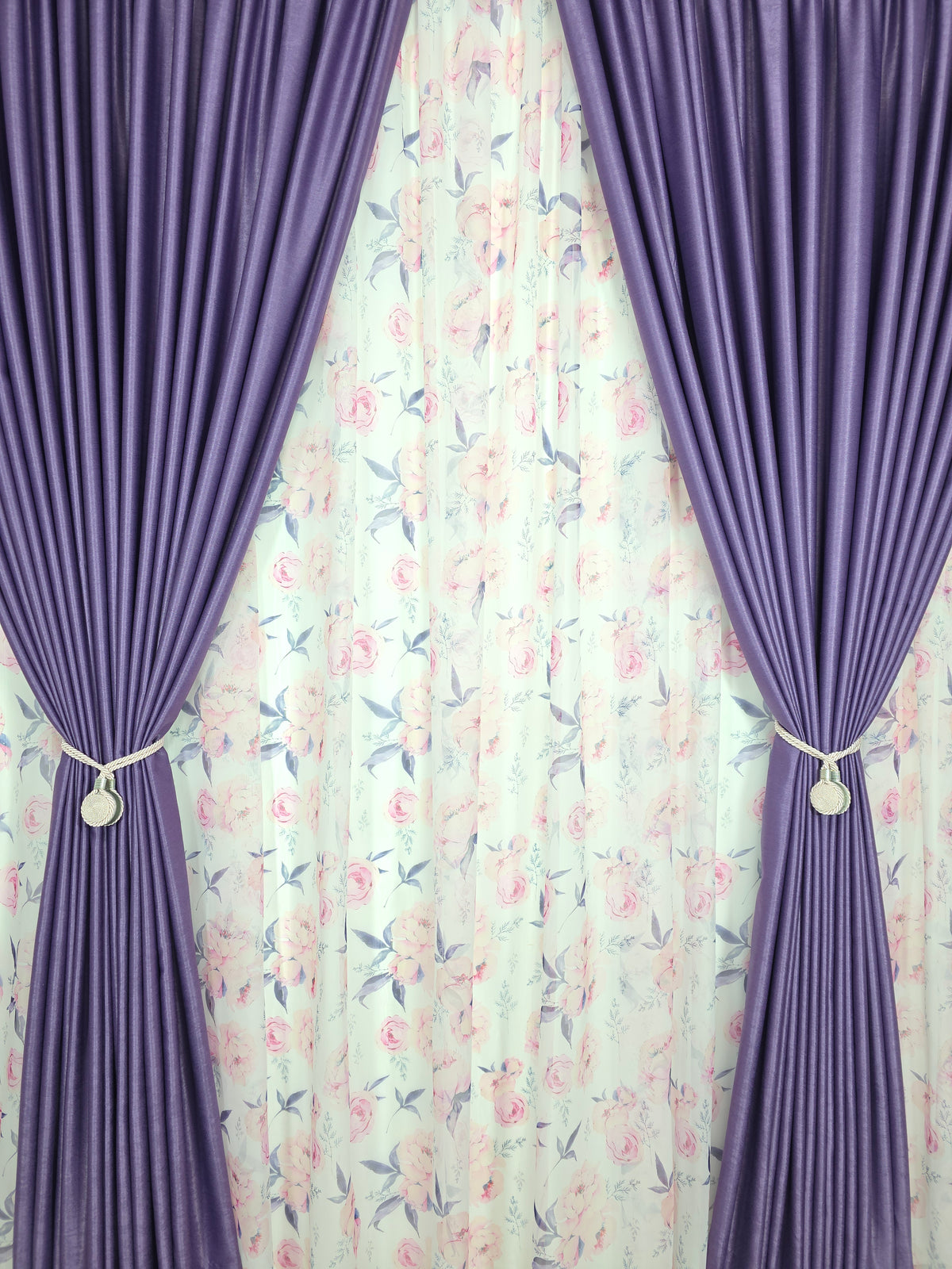 Set Gratiela: Perdea din Voal cu Model Floral si Draperie Soft Mov Semi-Opaca – Potrivit cu Pat sau Canapea Mov, Gri, Crem ori Bej, Pereti Albi si Mobilier Alb, Crem sau Gri – Confectionat pe Comanda