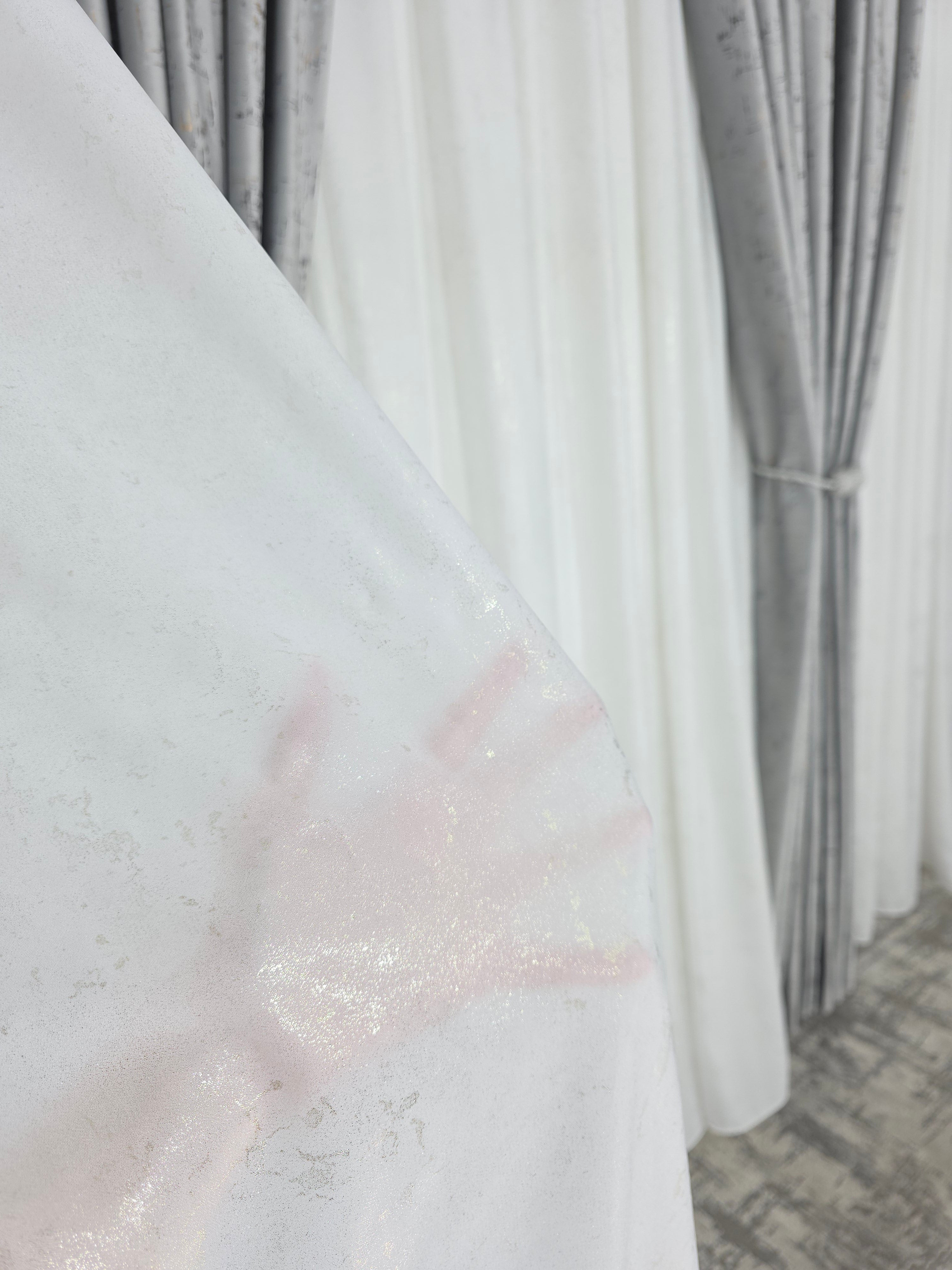 Colectia Royal: Perdea Alba Din Matase Cu Insertii Aurii Varianta 2 Si Draperie Catifea Gri Deschis Cu Insertii