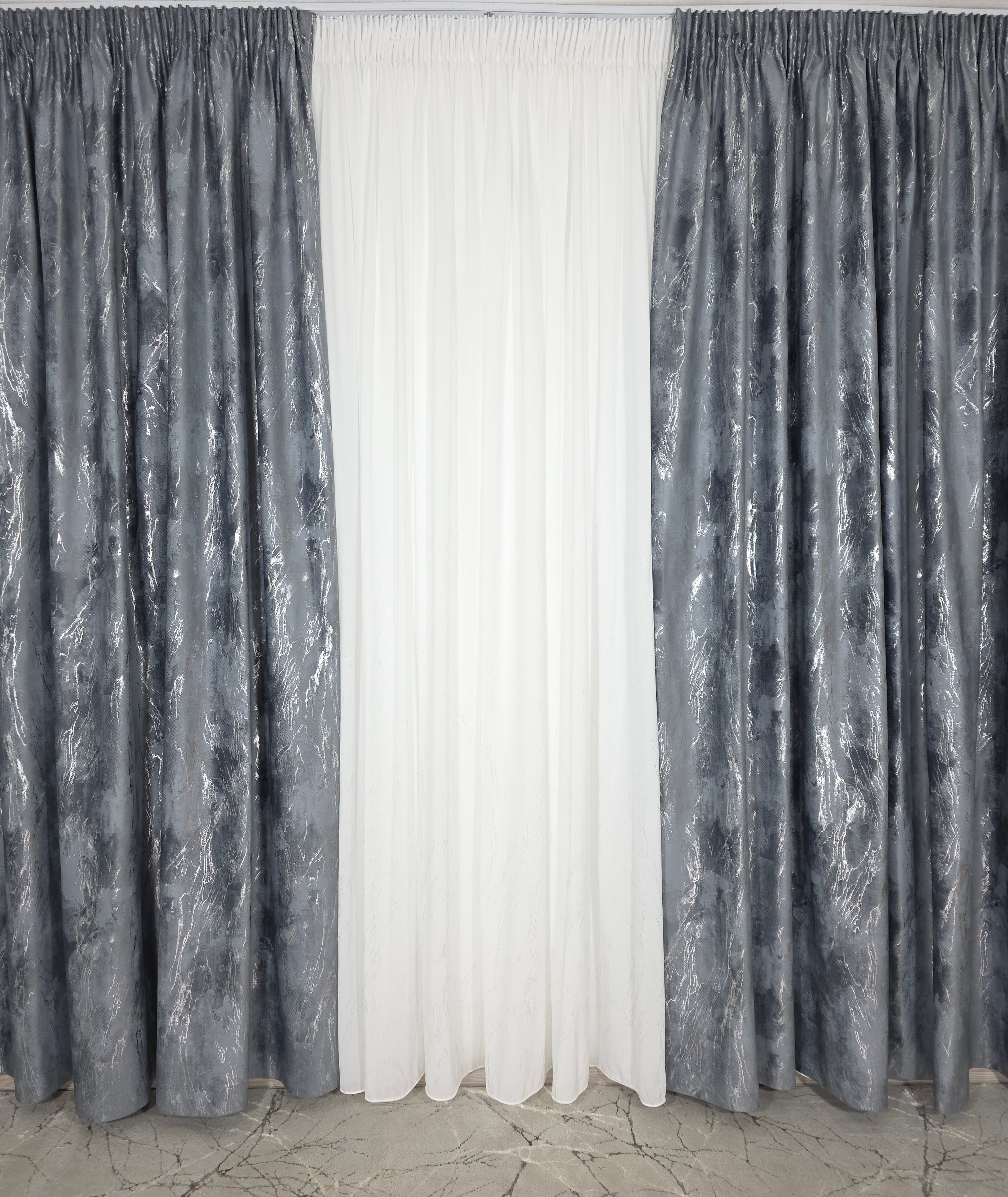 Colectia Venetia: perdea din matase cu insertii argintii varianta 3 si draperie din catifea cu insertii argintii - Gri inchis