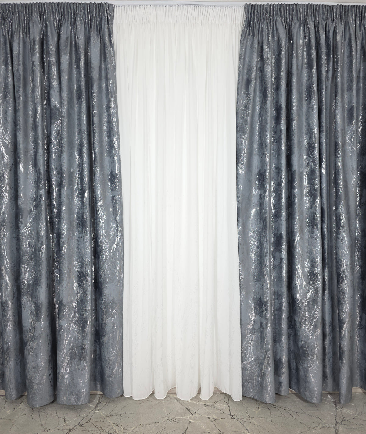 Set Roxana perdea alba si draperie din catifea gri inchis cu insertii argintii  perfecta pentru living si dormitoare moderne in culori de gri,albe sau crem