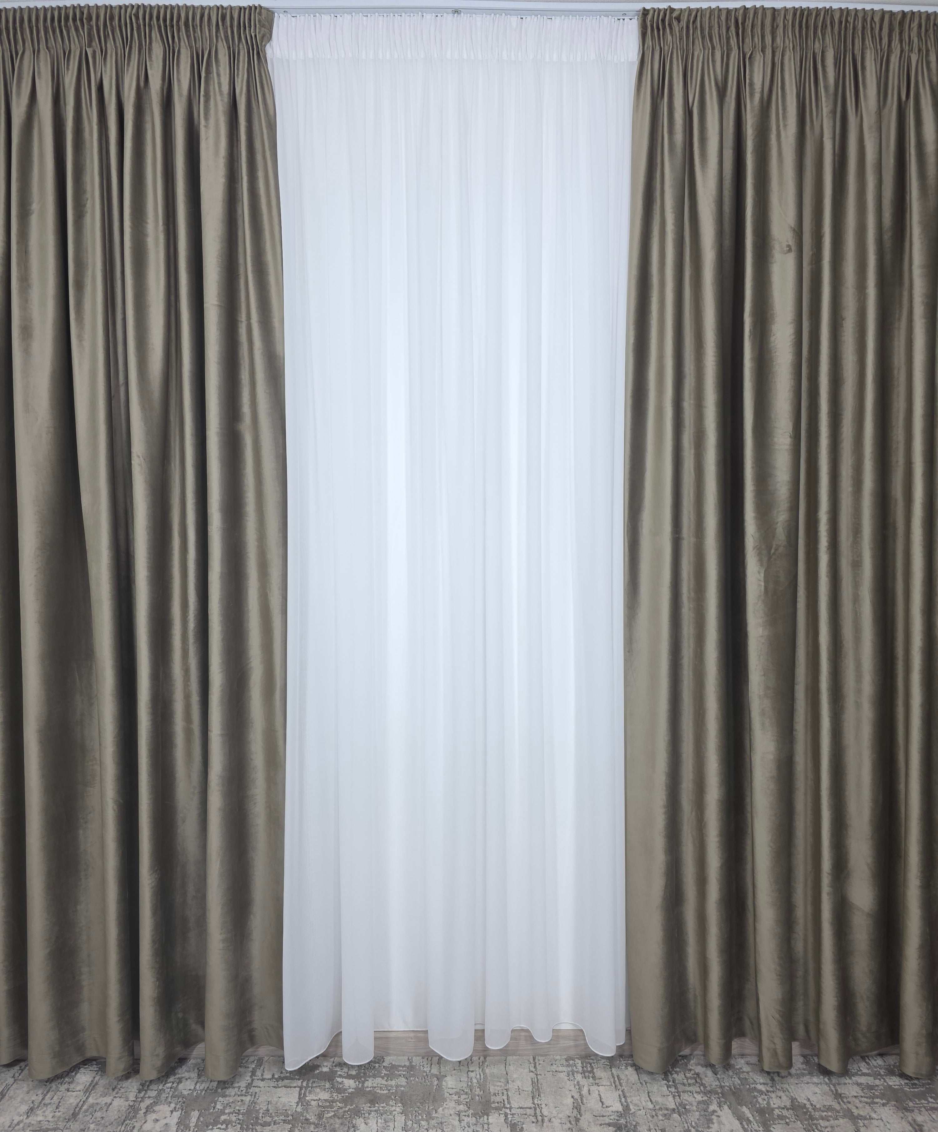 Set Selma: Perdea Voal Alb Si Draperie Catifea Cafea cu Lapte