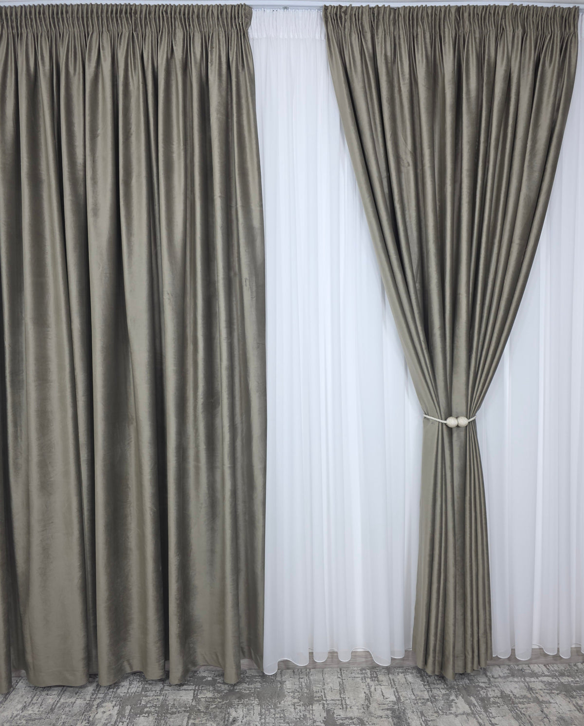 Set Selma:Recomandat pentru Camere in Nuante de Crem, Bej, Cafea cu Lapte si Alb - Set Selma cu Perdea Voal Alb si Draperie Catifea Cafea cu Lapte pentru Living si Dormitor - Confectionat pe Comanda