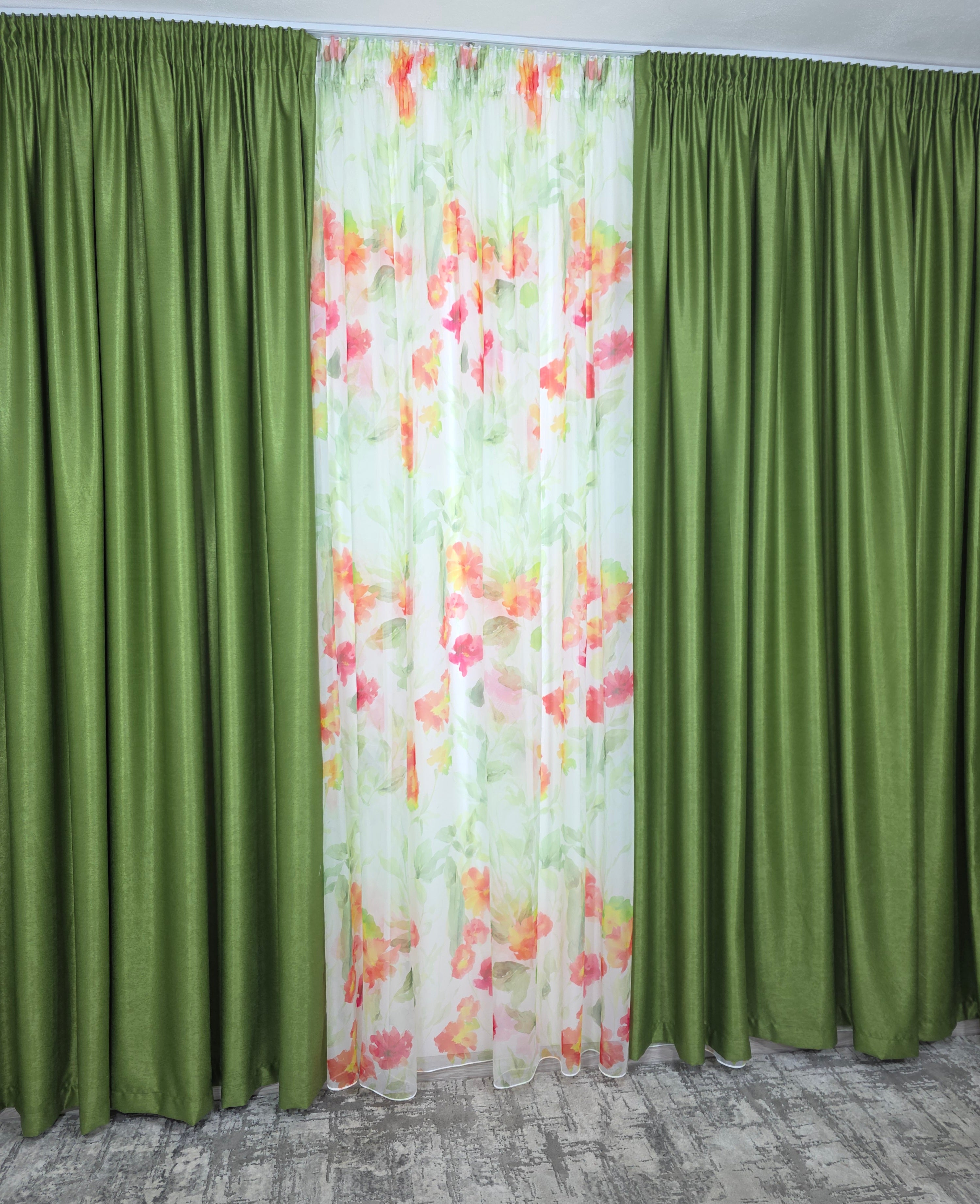 Set Primăvară în Verde: Perdea Din Voal Cu Model Floral Si Draperie Soft Verde Olive Semi-Opaca