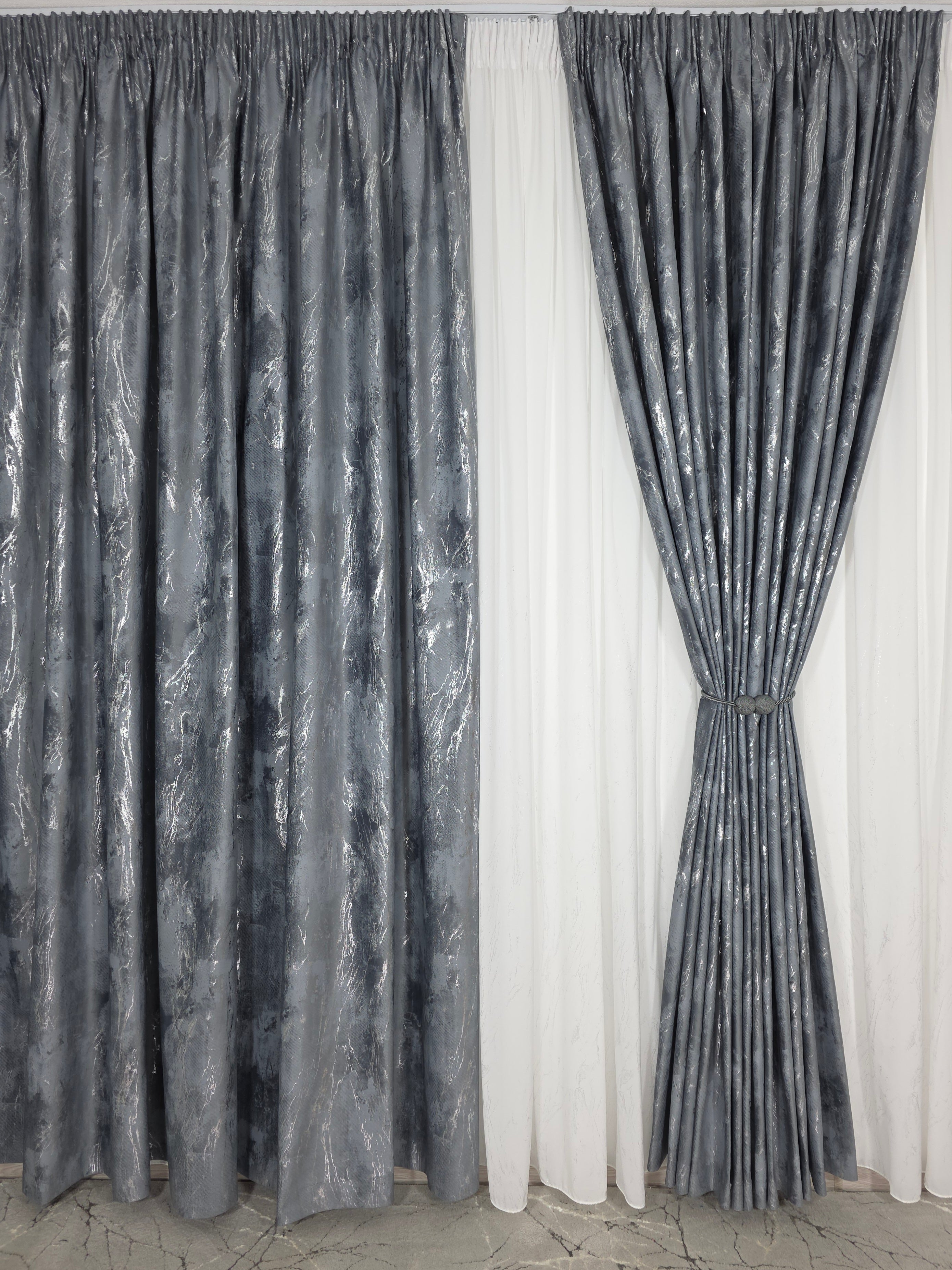 Colectia Venetia: perdea din matase cu insertii argintii varianta 3 si draperie din catifea cu insertii argintii - Gri inchis