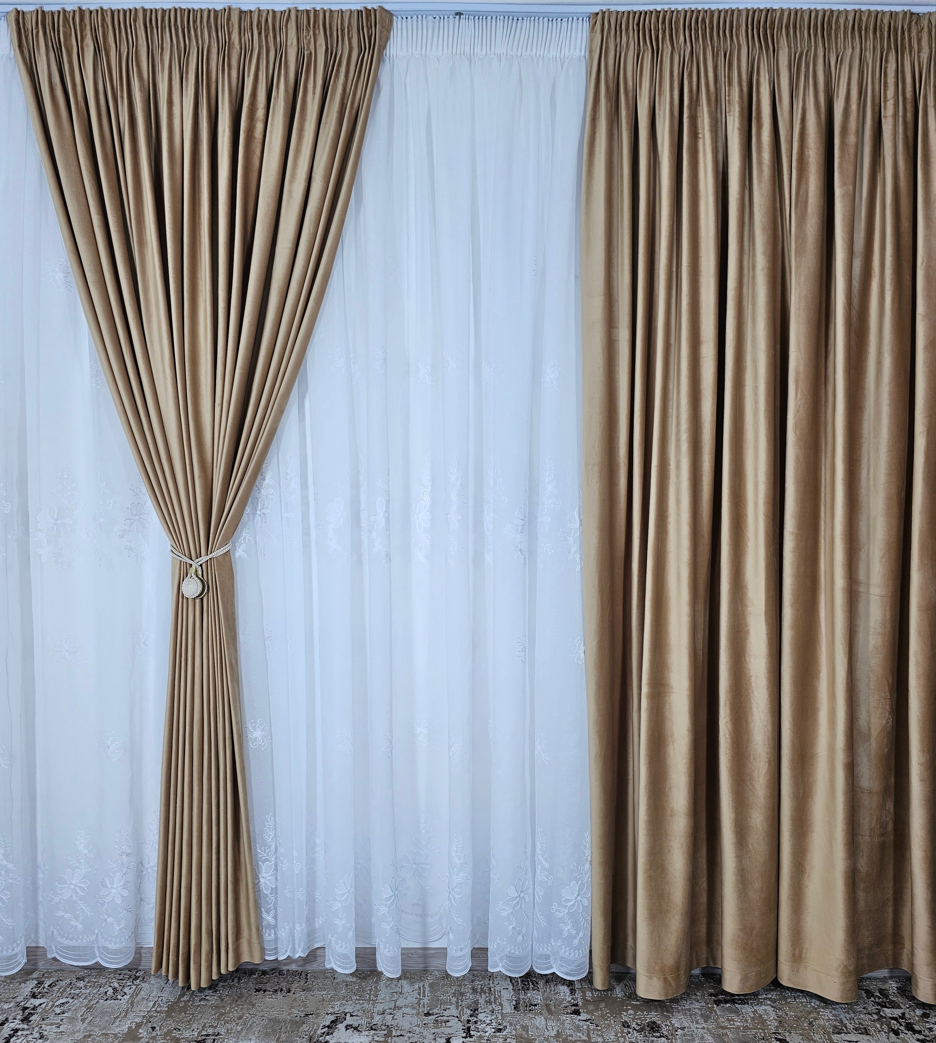 Set Lefkada: perdea alba din in cu flori albe si draperie catifea caramel