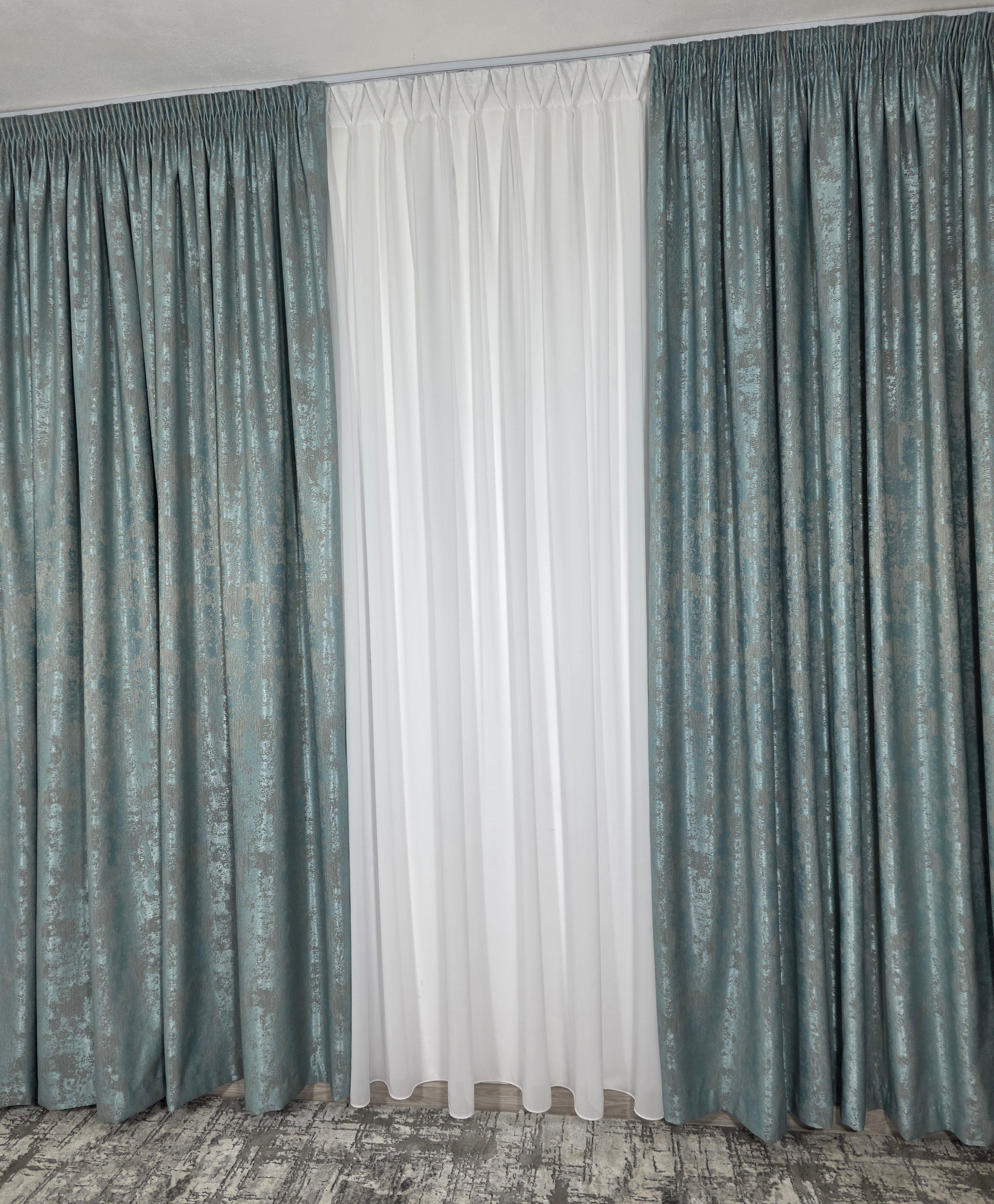 Colectia Decorativa: Perdea Alba Simpla si Draperie Tip Vopsea-Turcoaz Deschis