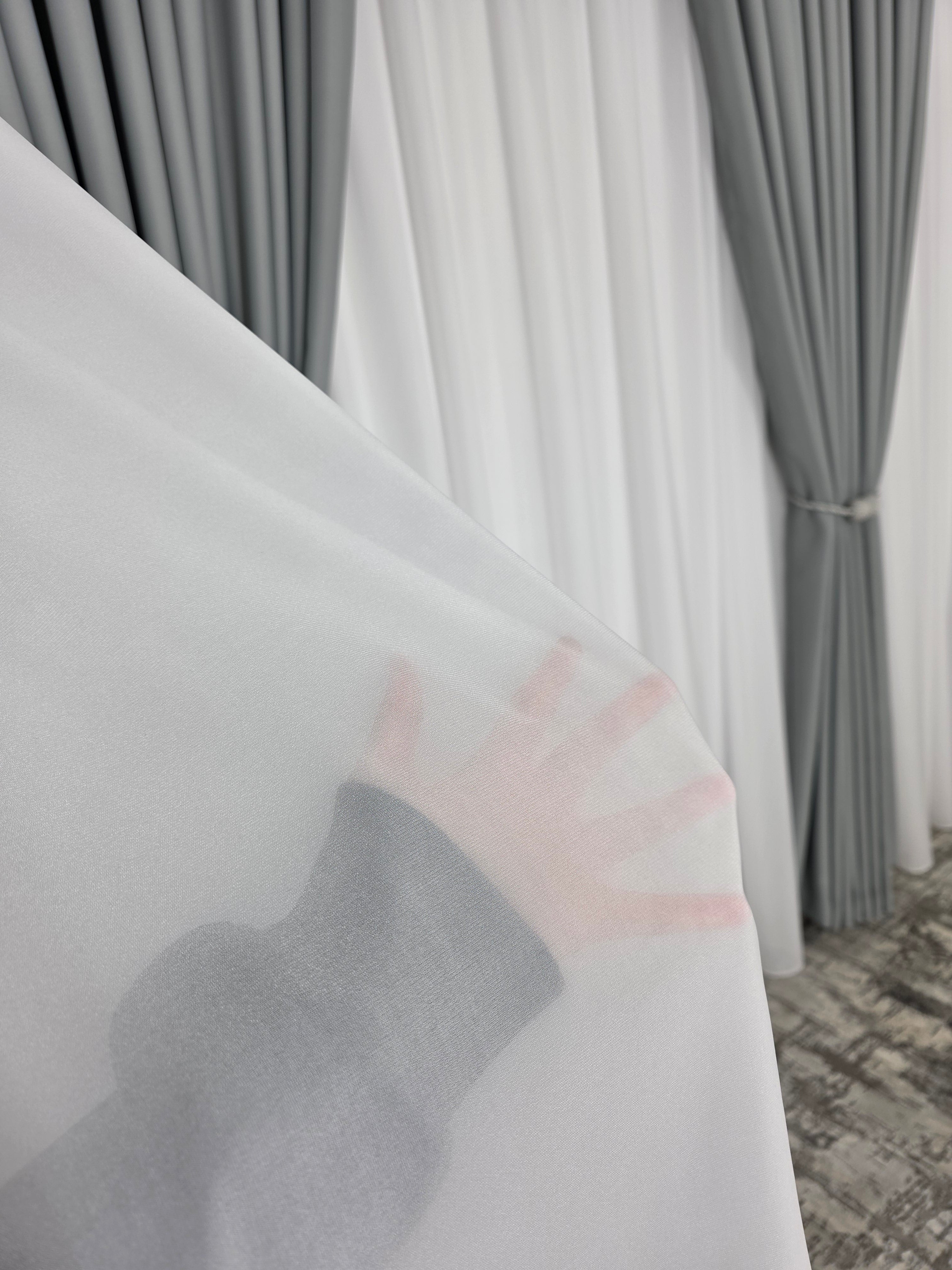 Colectia Blackout: Perdea Matase Alba Si Draperie Gri Deschis Blackout 98%