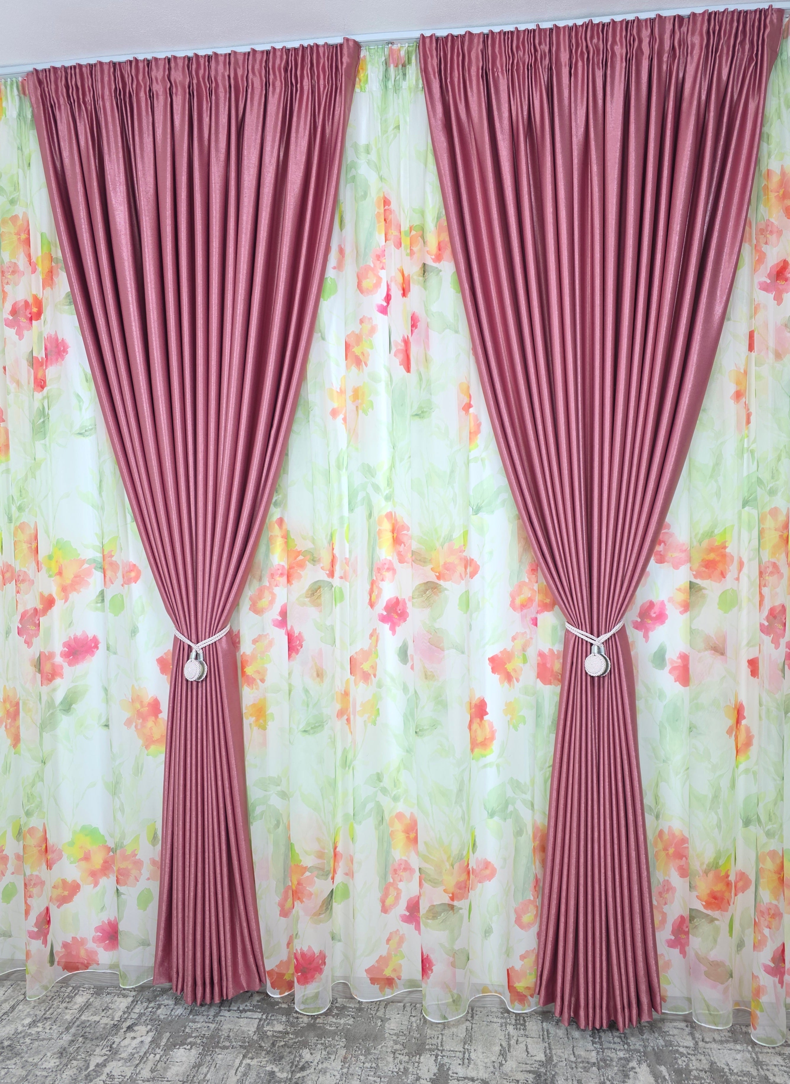Set Petal Roz: Perdea Din Voal Cu Model Floral Si Draperie Soft Roz Semi-Opaca