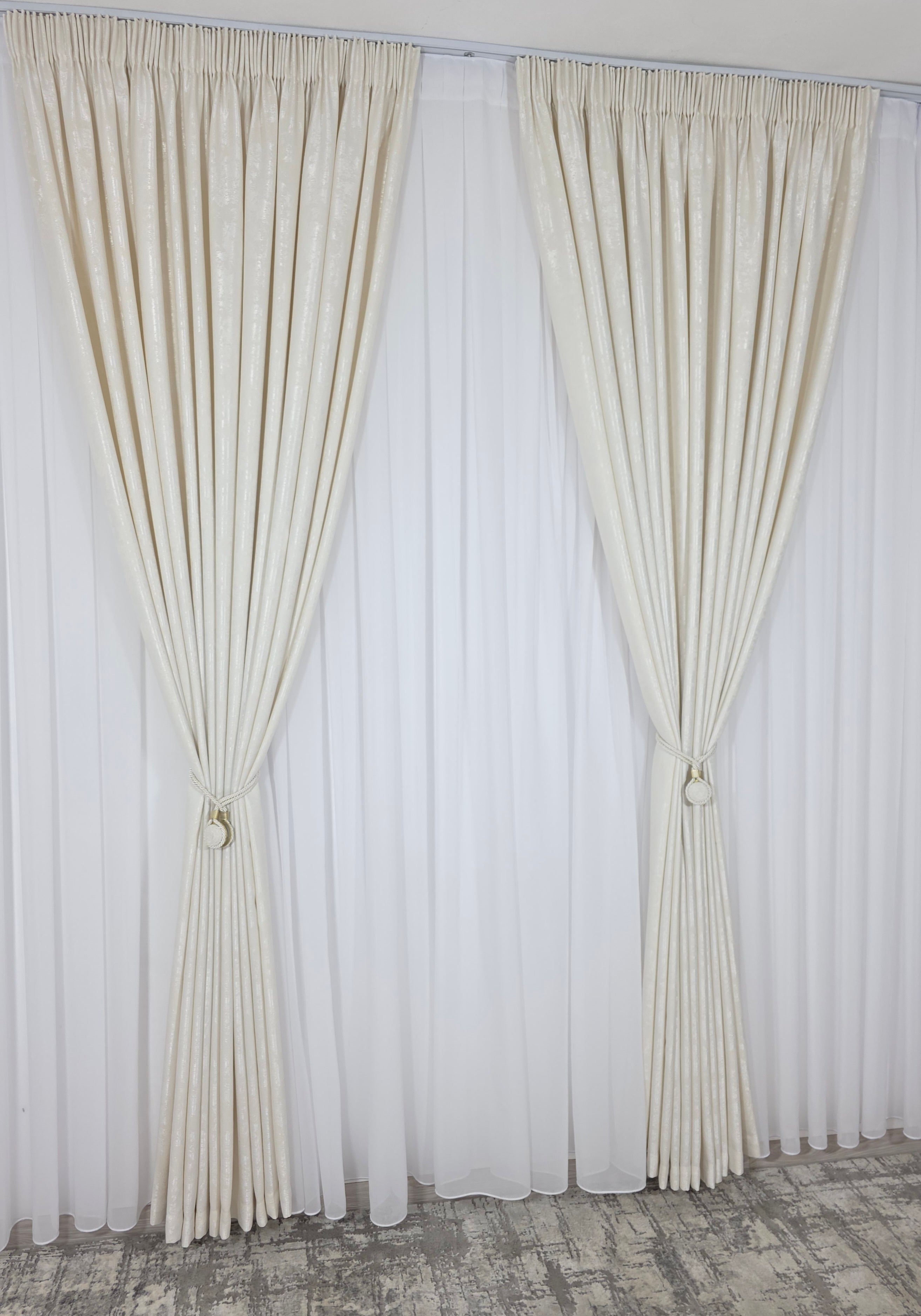 Colectia Decorativa: Perdea Alba Simpla si Draperie Tip Vopsea-Ivoire