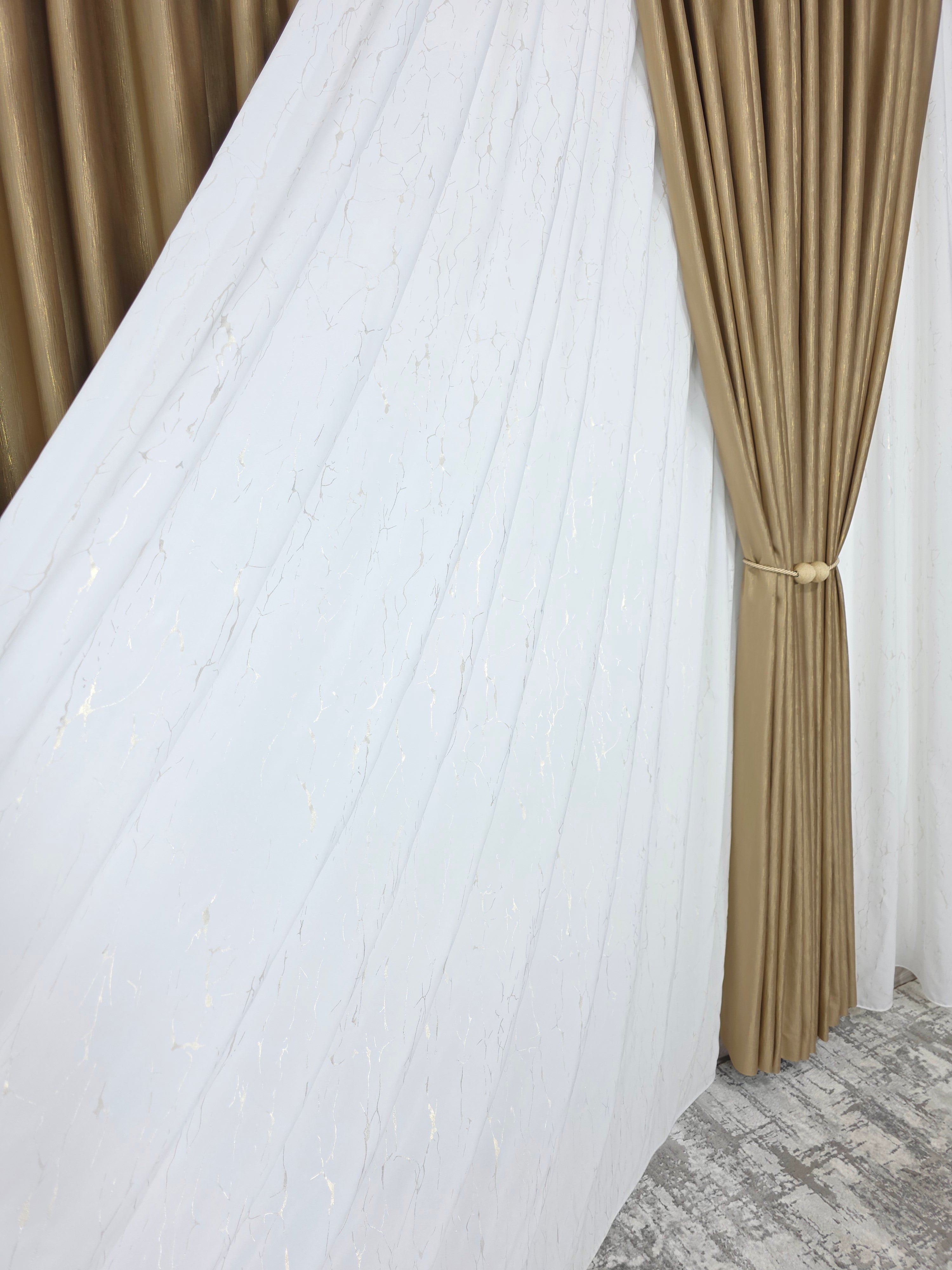 Colectia Valencia: Perdea Alba Din Matase Cu Insertii Aurii Varianta 1 Si Draperie Rolex Catifea Capucino Cu Sclipici Auriu