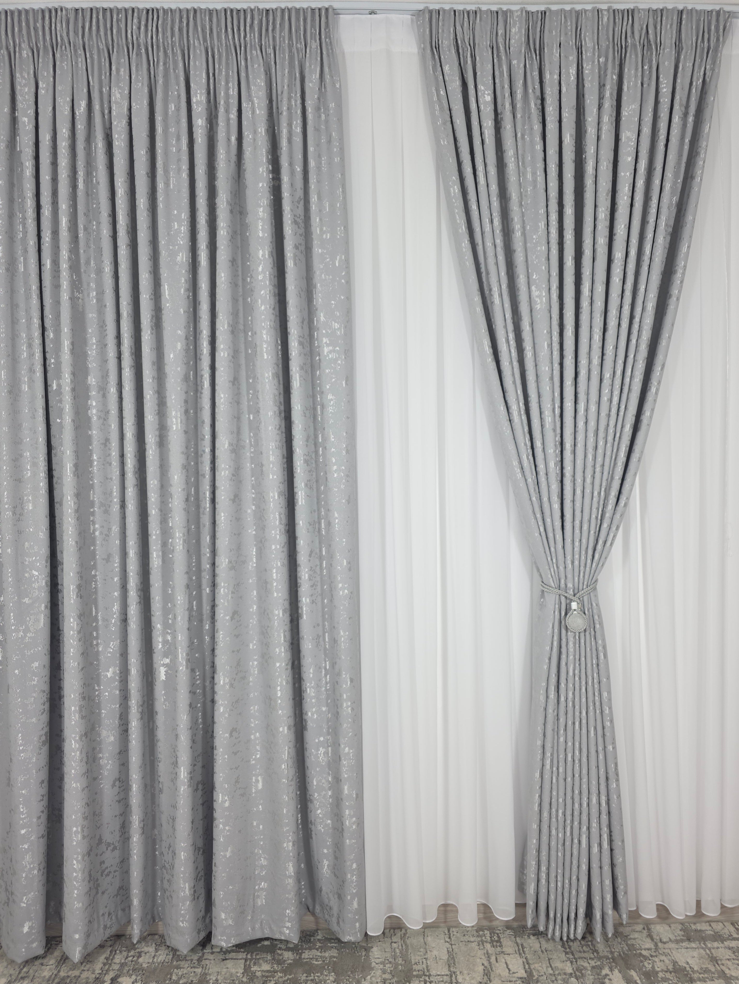 Set Los Angeles Gri Deschis: Perdea Alba Simpla si Draperie Tip Nisip
