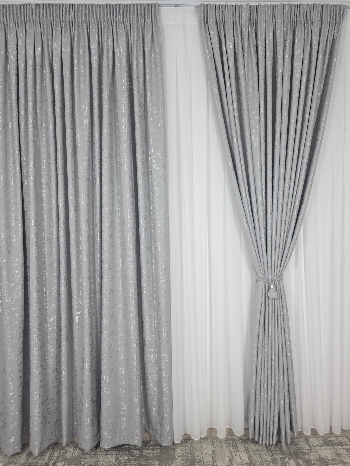 Set Los Angeles Gri Deschis – Perdea Alba Simpla si Draperie Tip Nisip – Ideal pentru Livinguri Moderne cu Canapele Gri, Mobilier Alb sau Negru– Confectionat pe Comanda