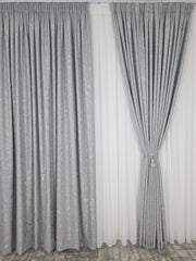 Set Los Angeles Gri Deschis – Perdea Alba Simpla si Draperie Tip Nisip – Ideal pentru Livinguri Moderne cu Canapele Gri, Mobilier Alb sau Negru– Confectionat pe Comanda