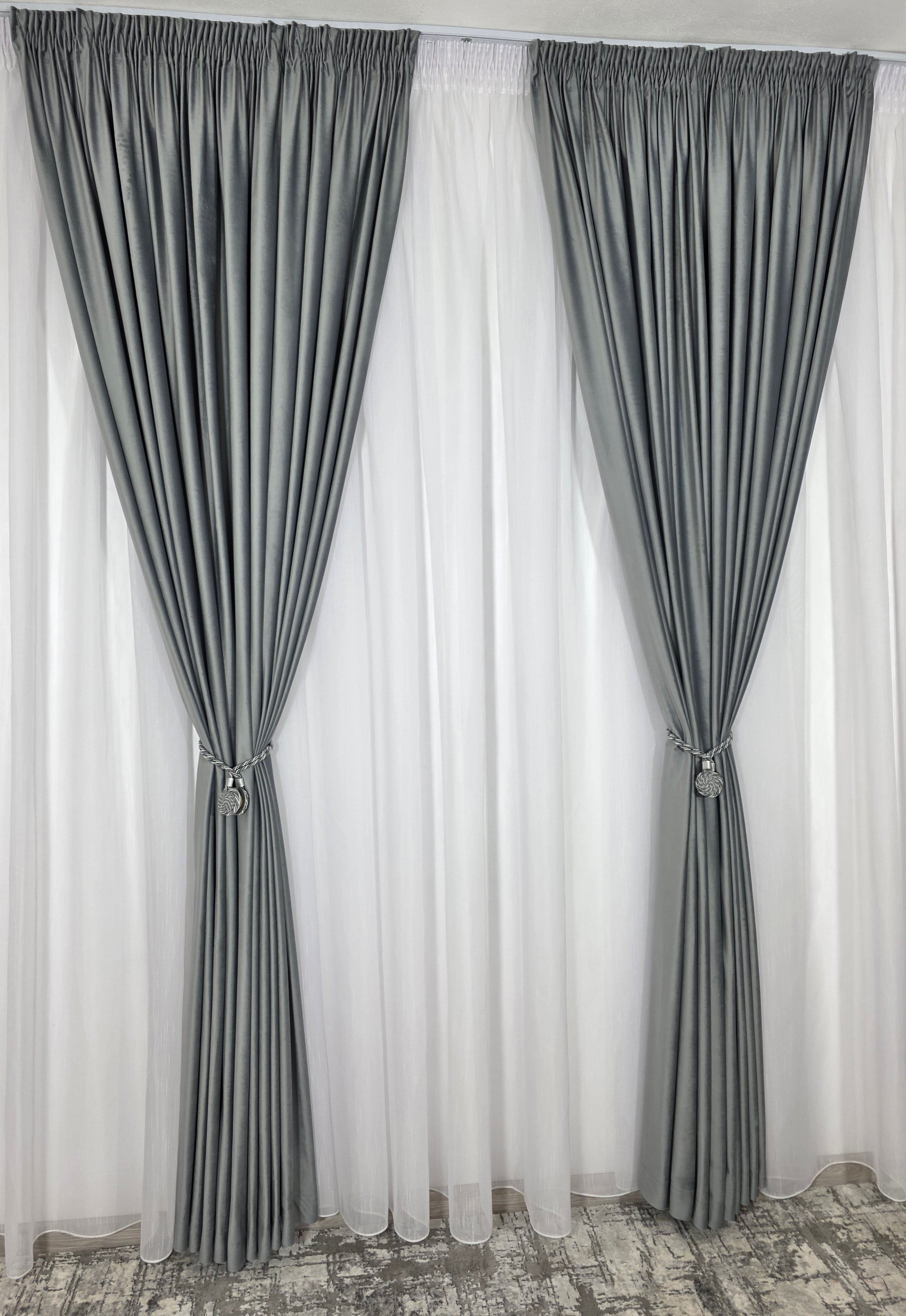 Set Lara: perdea alba sable si draperie catifea gri deschis
