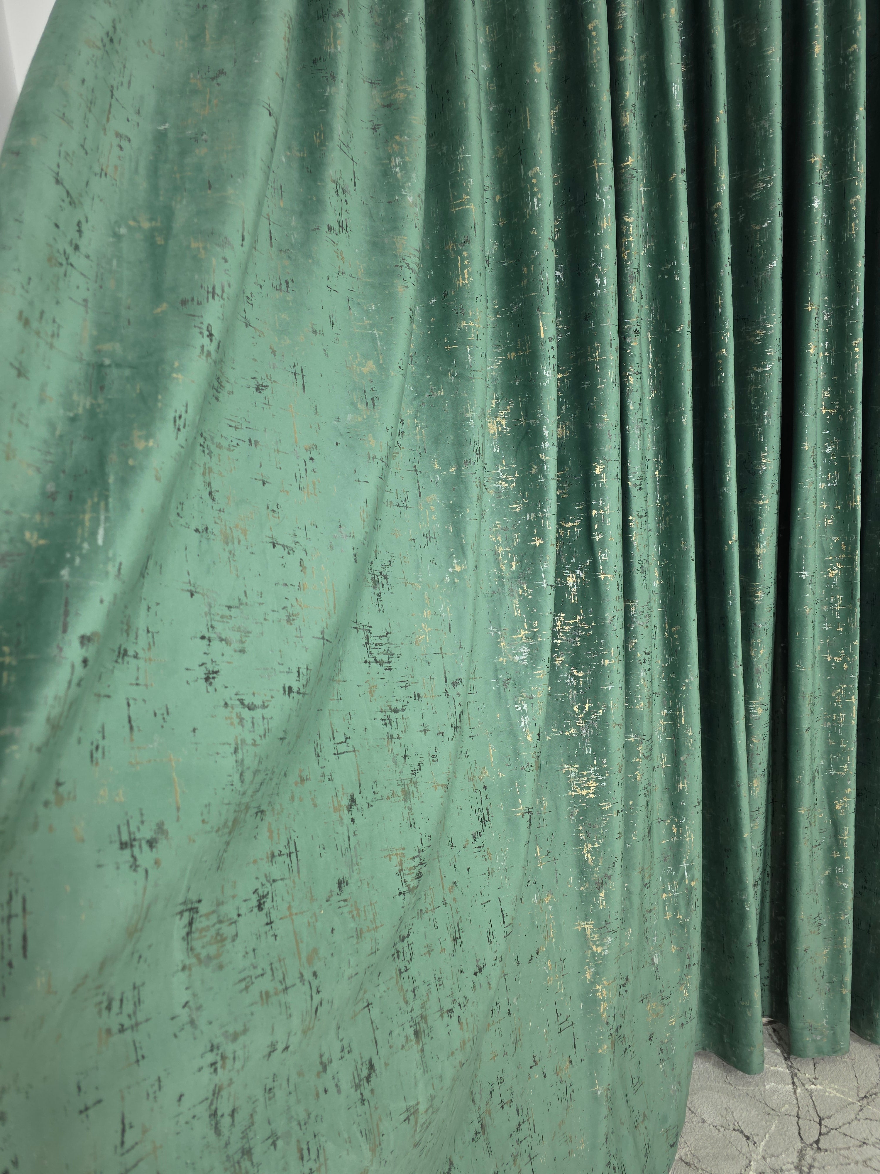 Set Esmeria : Perdea Voal Premium Si Draperie Catifea Verde Smarald Cu Insertii