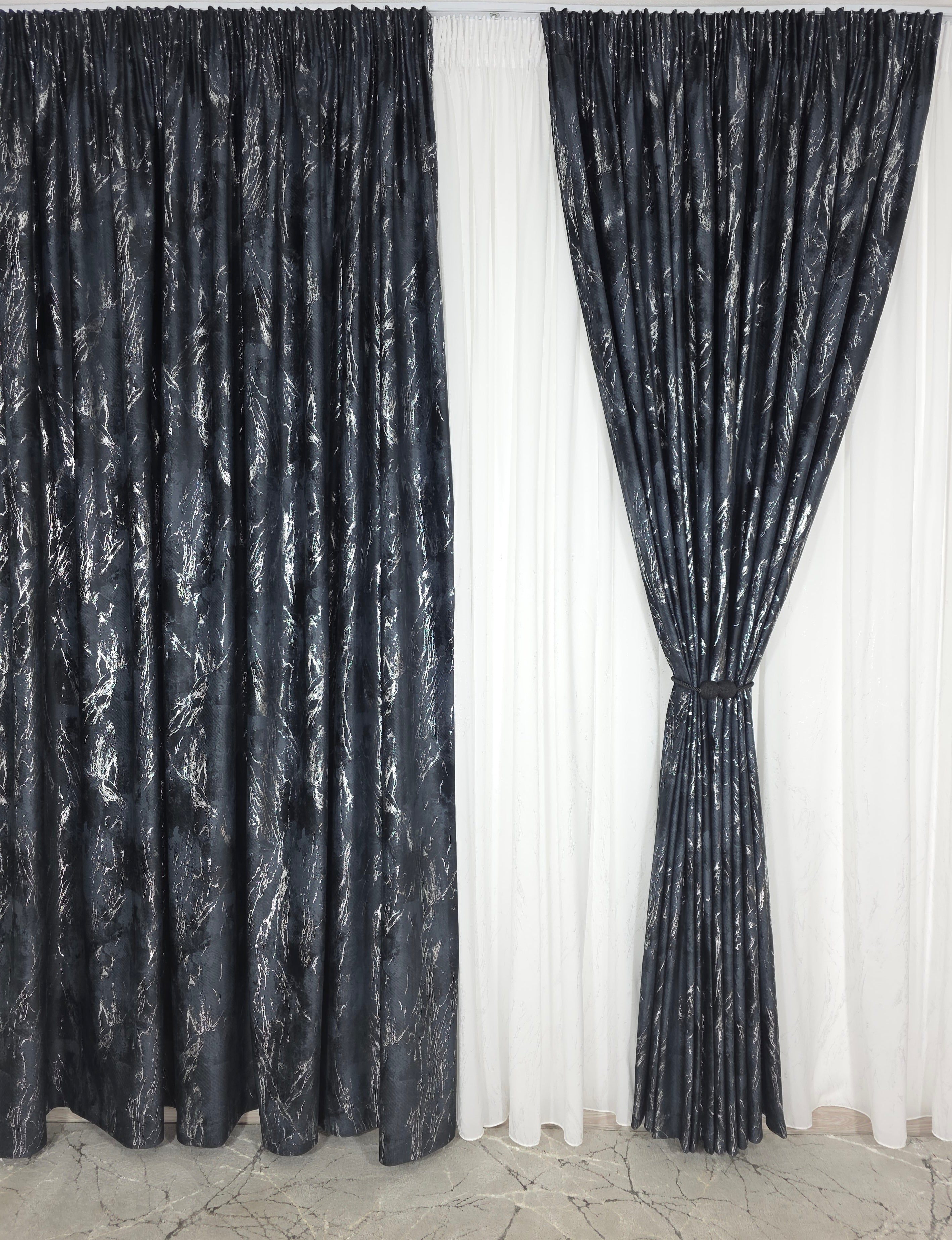 Colectia Venetia: perdea din matase cu insertii argintii varianta 3 si draperie din catifea cu insertii argintii - Negru