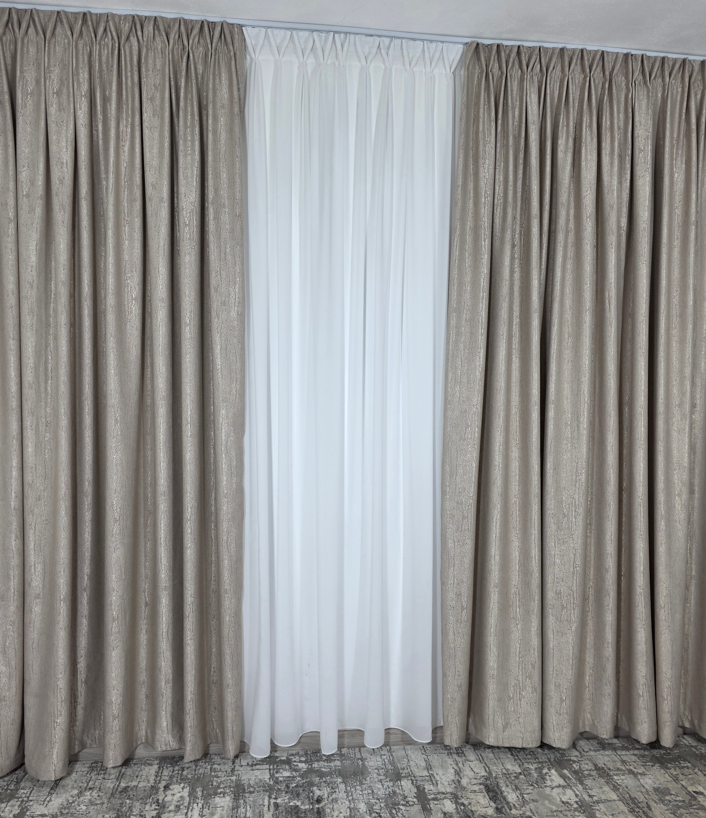 Colectia Lucy: perdea alba simpla voal si draperie bej cu model de vopsea decorativa