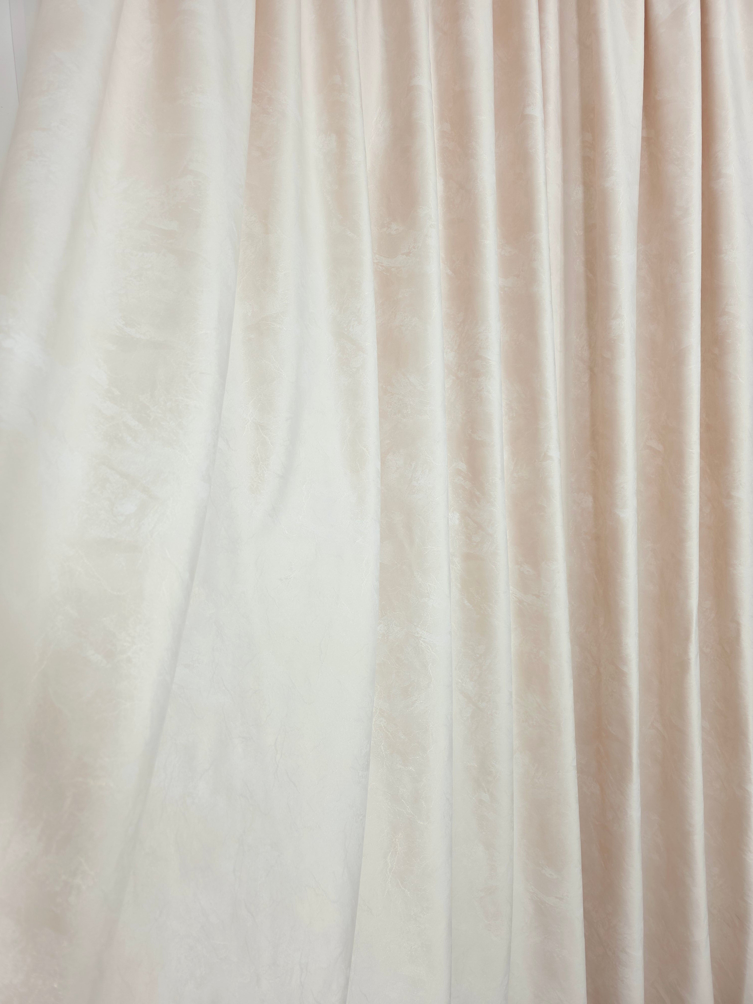 Colectia Santorini: Perdea alba cu sclipici și Draperie Catifea piersicuta tip vopsea pensulata cu insertii aurii