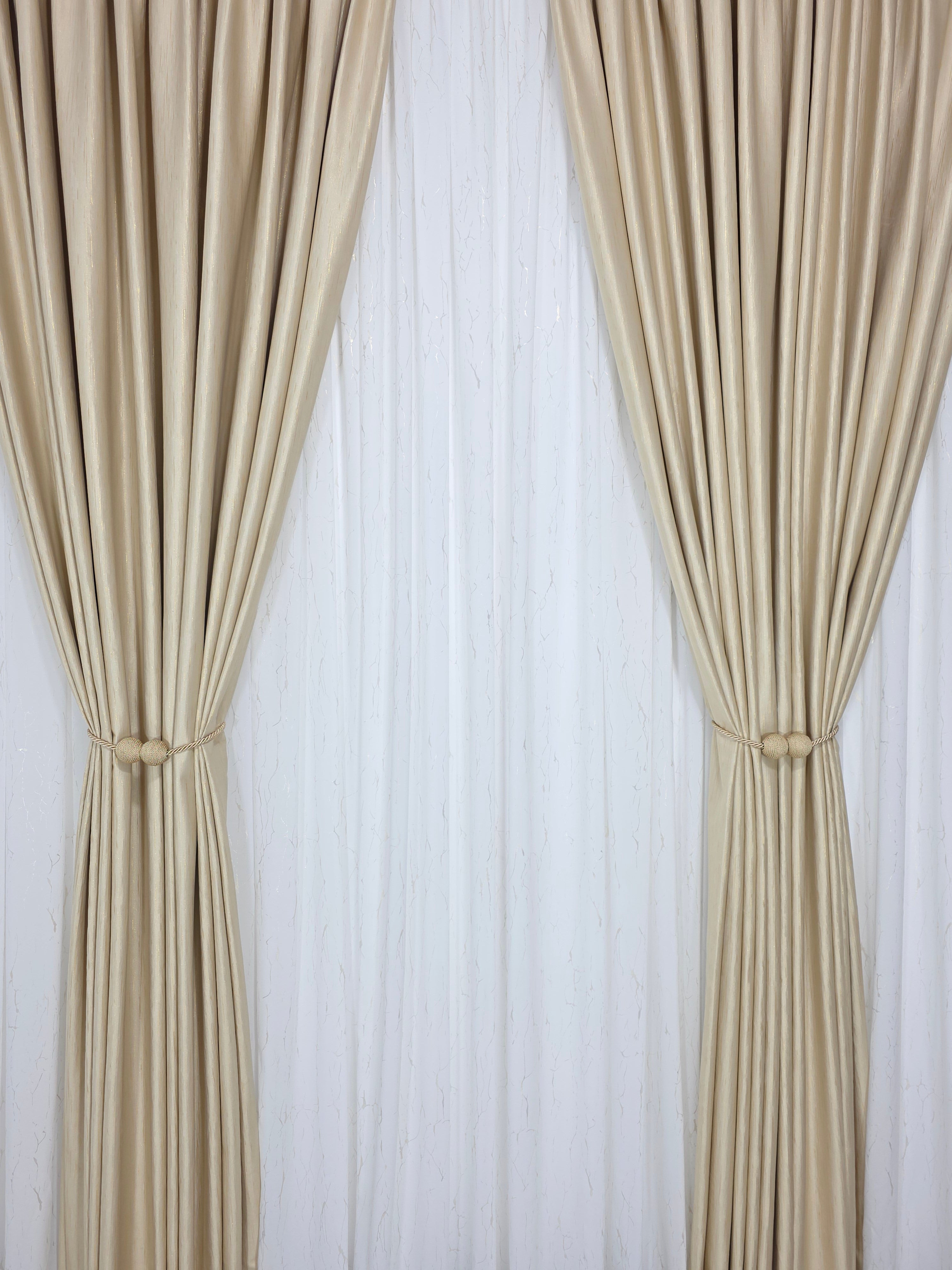 Colectia Valencia: Perdea Alba Din Matase Cu Insertii Aurii Varianta 1 Si Draperie Rolex Catifea Crem Auriu Cu Sclipici Auriu