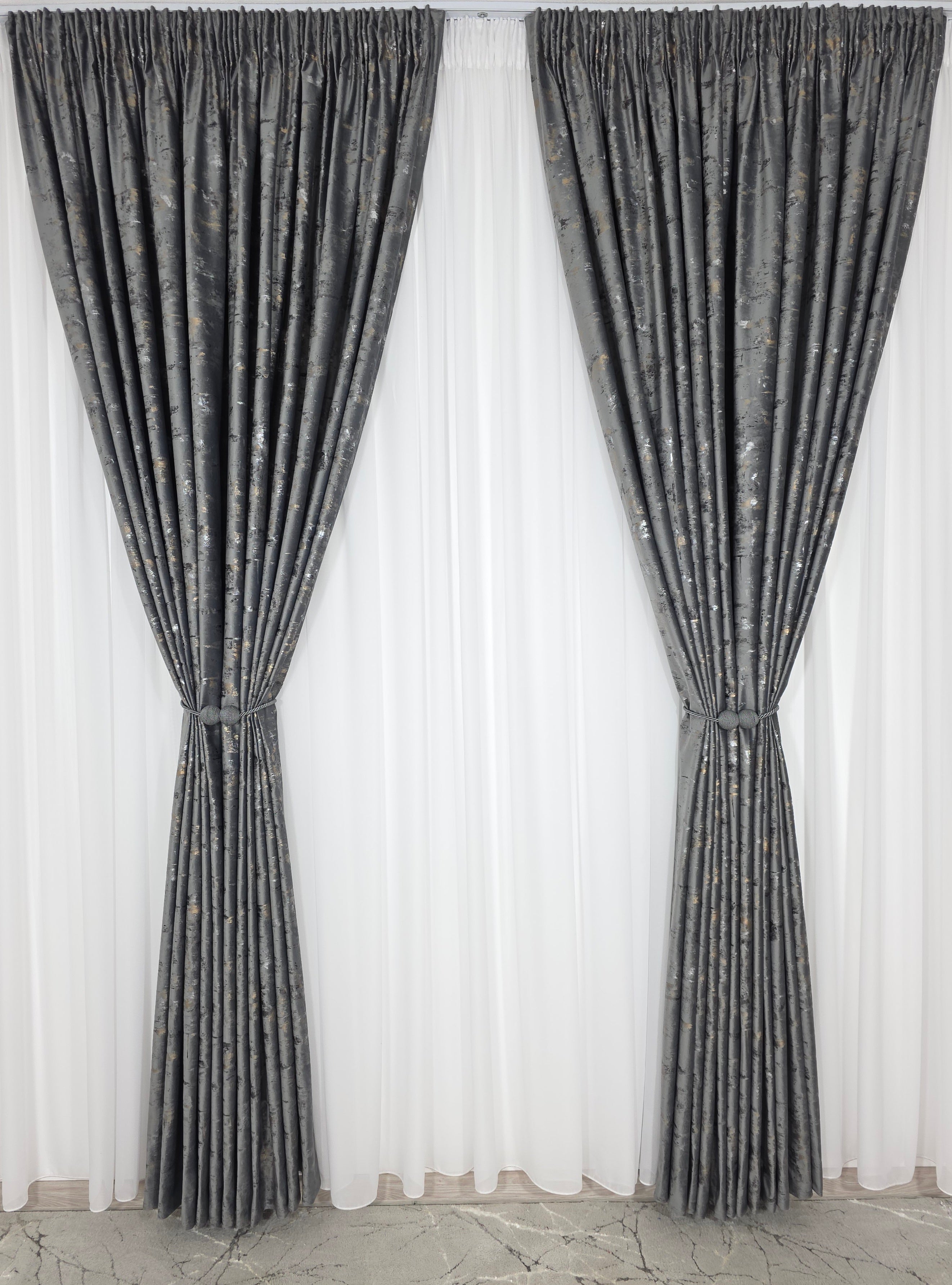 Colectia Elegance: Perdea Voal Premium Si Draperie Catifea Gri Inchis Cu Insertii model Golden