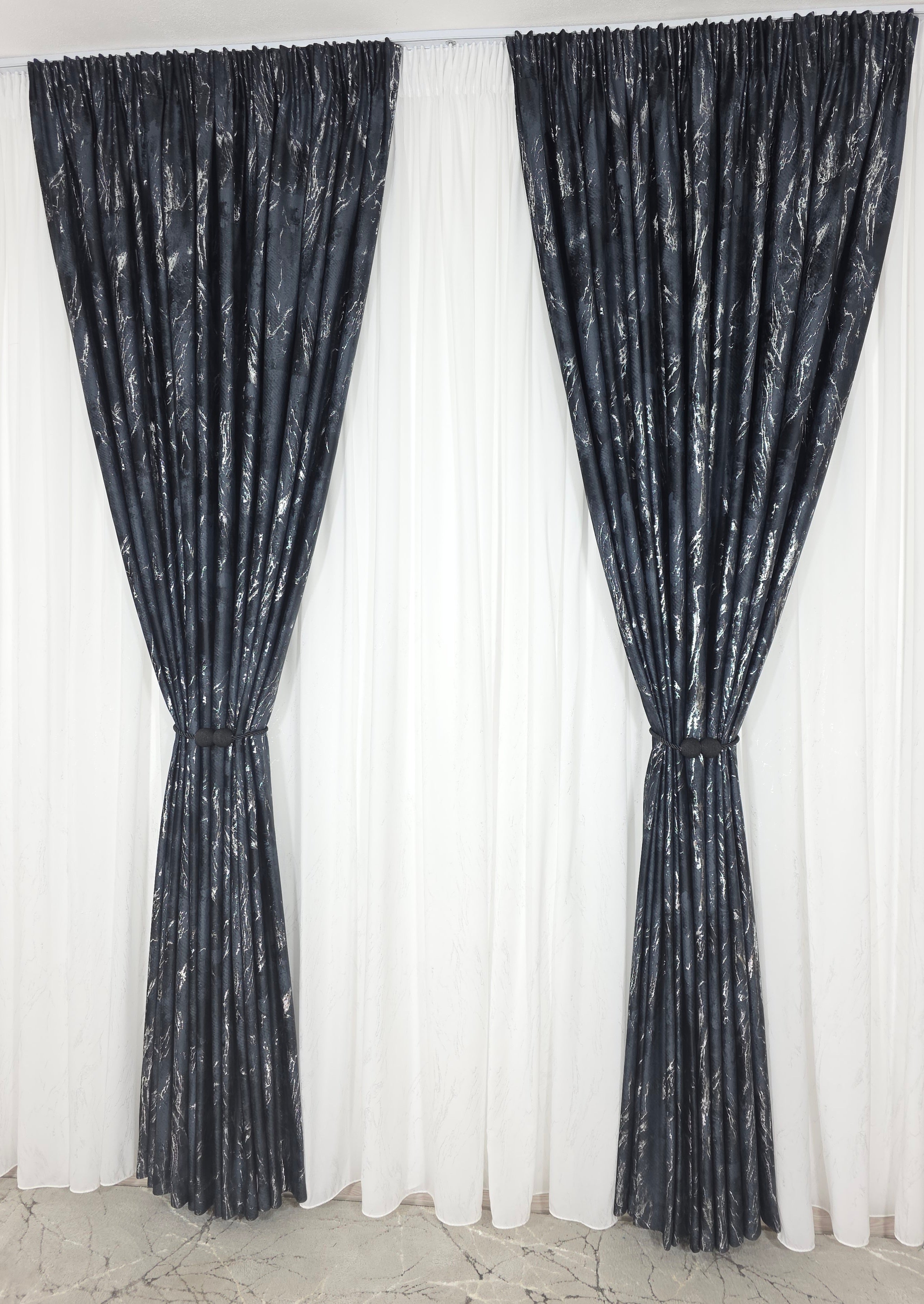 Colectia Venetia: perdea din matase cu insertii argintii varianta 3 si draperie din catifea cu insertii argintii - Negru