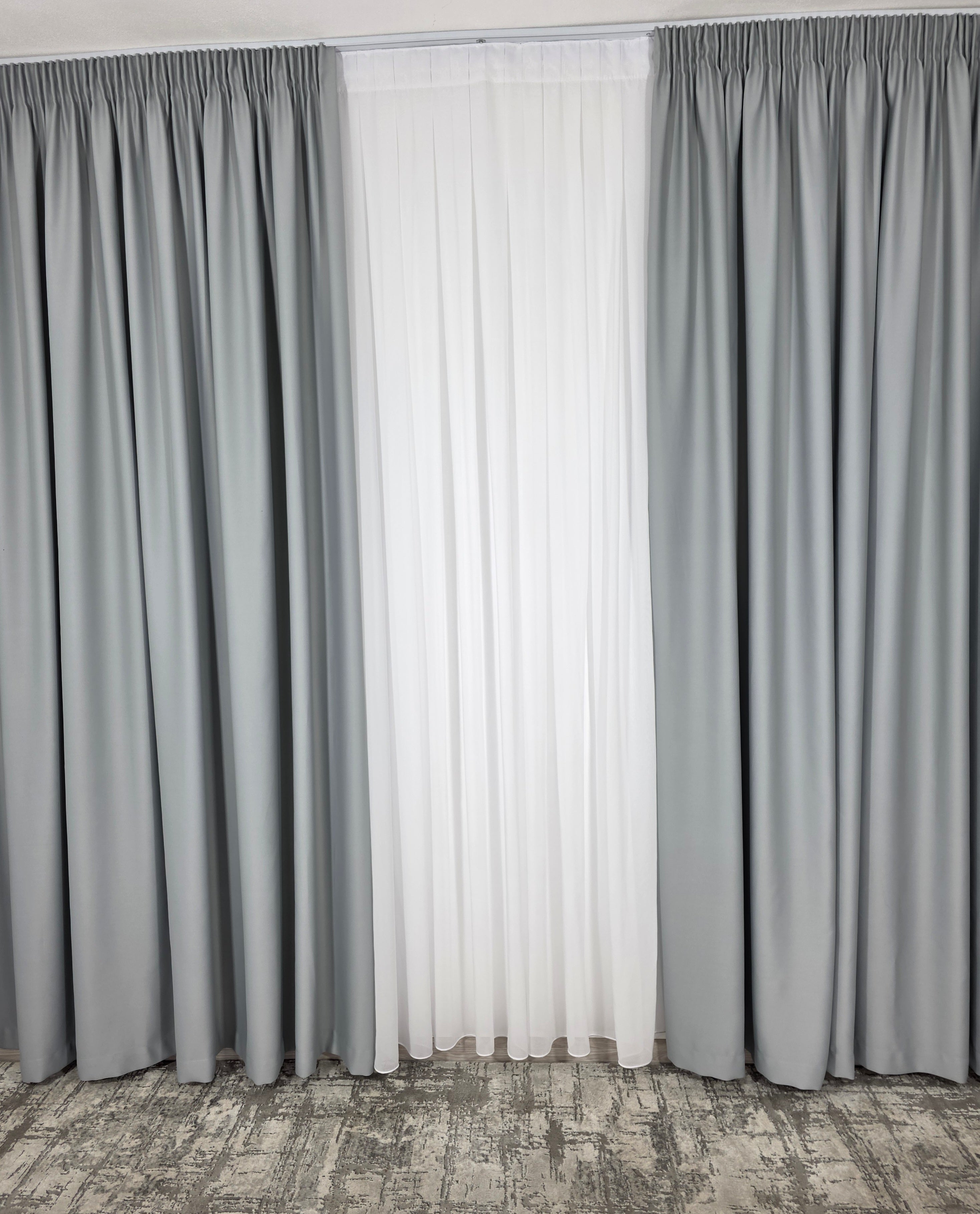 Colectia Blackout: Perdea Matase Alba Si Draperie Gri Deschis Blackout 80%