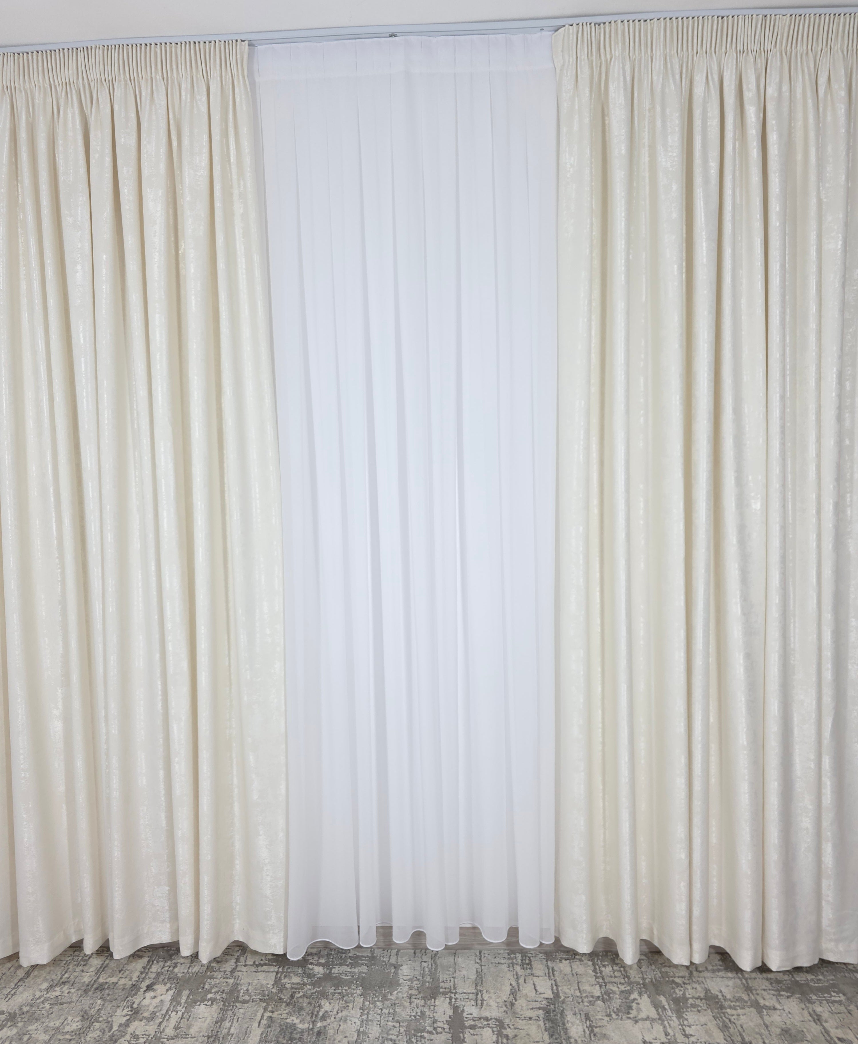 Colectia Decorativa: Perdea Alba Simpla si Draperie Tip Vopsea-Ivoire