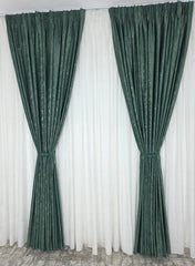 Colectia Royal: Perdea Alba Din Matase Cu Insertii Aurii Varianta 2 Si Draperie Catifea Verde Smarald Cu Insertii