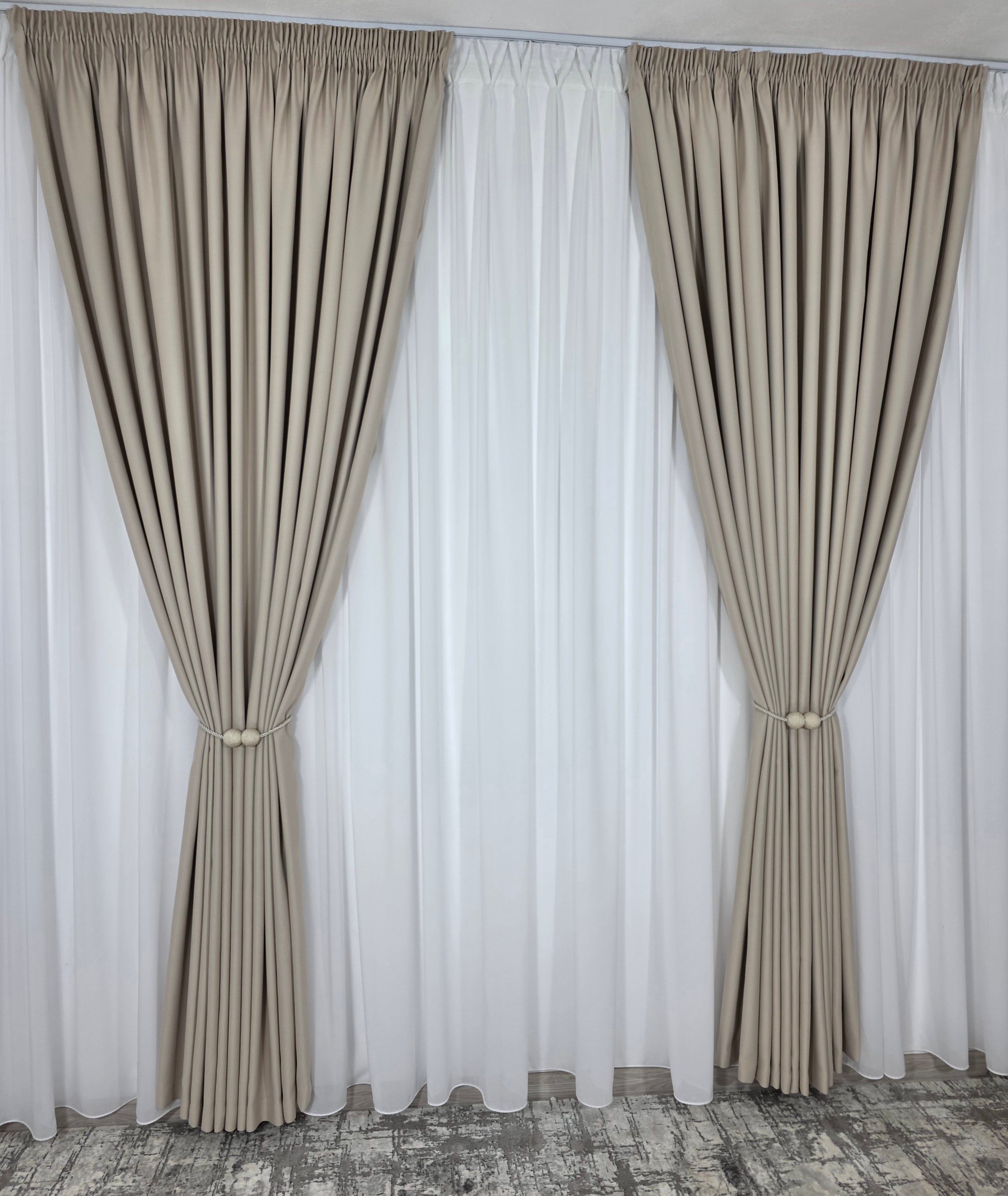 Colectia Blackout: Perdea Matase Alba Si Draperie Crem-Roze Blackout 80%