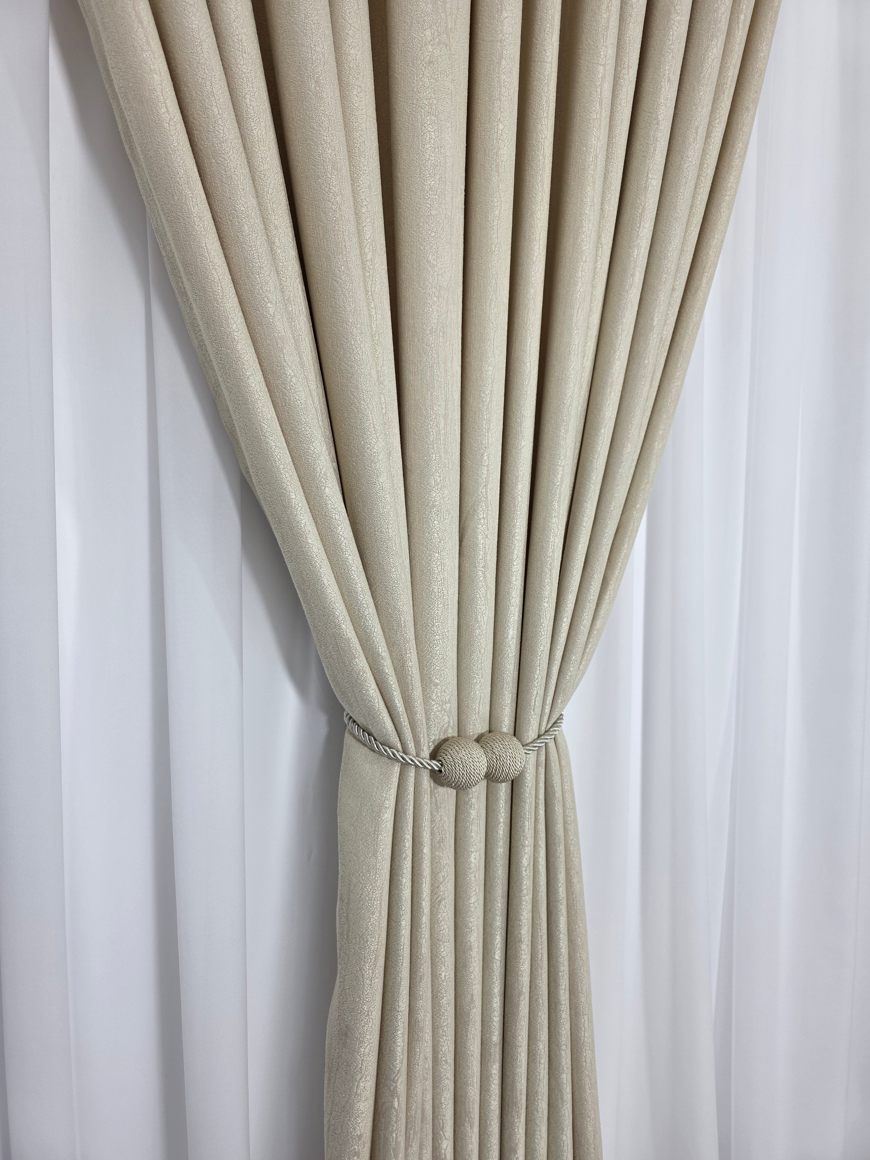 Colectia Lucy: perdea alba simpla voal si draperie crem cu model de vopsea decorativa
