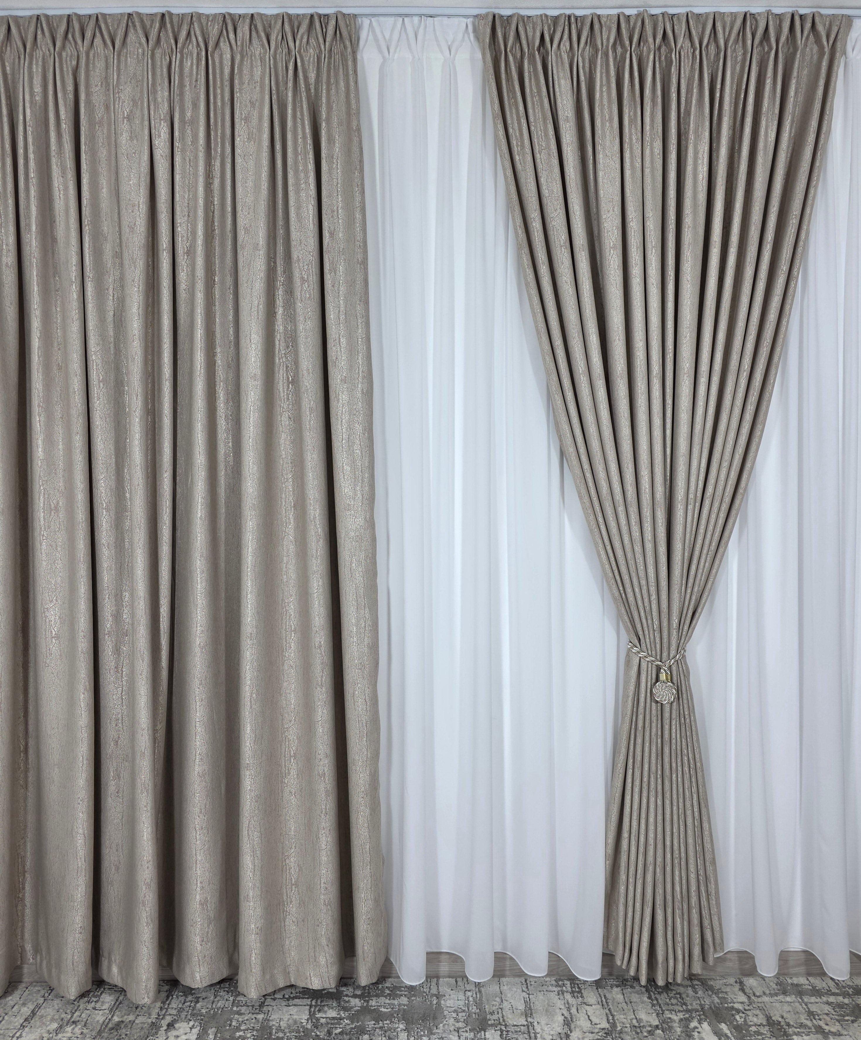 Colectia Lucy: perdea alba simpla voal si draperie bej cu model de vopsea decorativa